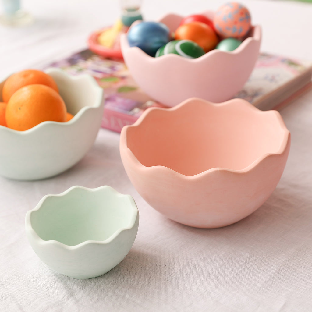 Eggshell shaped bowls of different sizes
