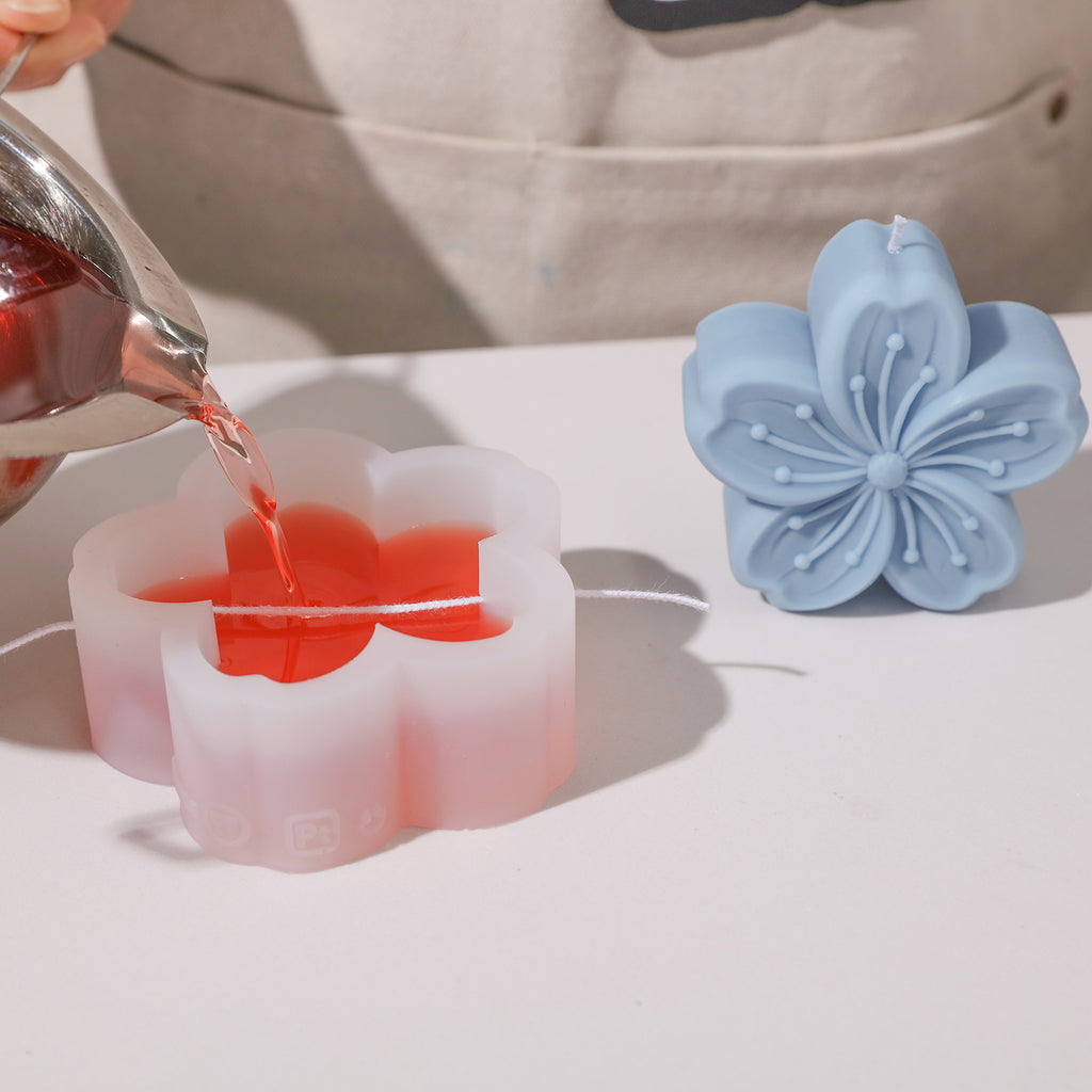 Pour the wax liquid into the silicone mold to make Sakura Candle-Boowan Nicole