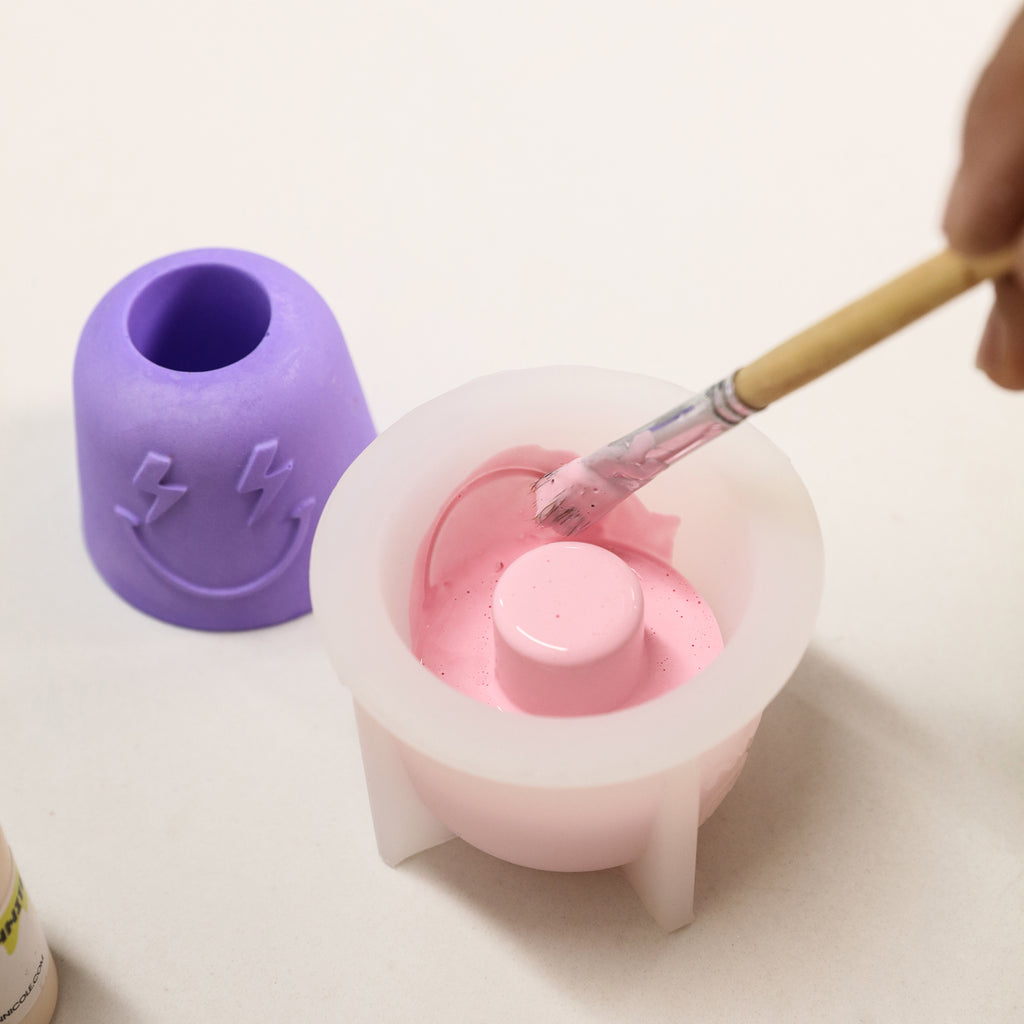 Getting air bubbles out of the silicone mold used to make the Pen & Toothbrush Holder - Boowan Nicole