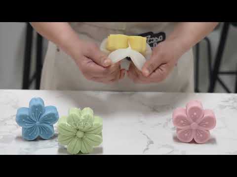 Video of using the silicone mold Sakura Candle - Boowan Nicole