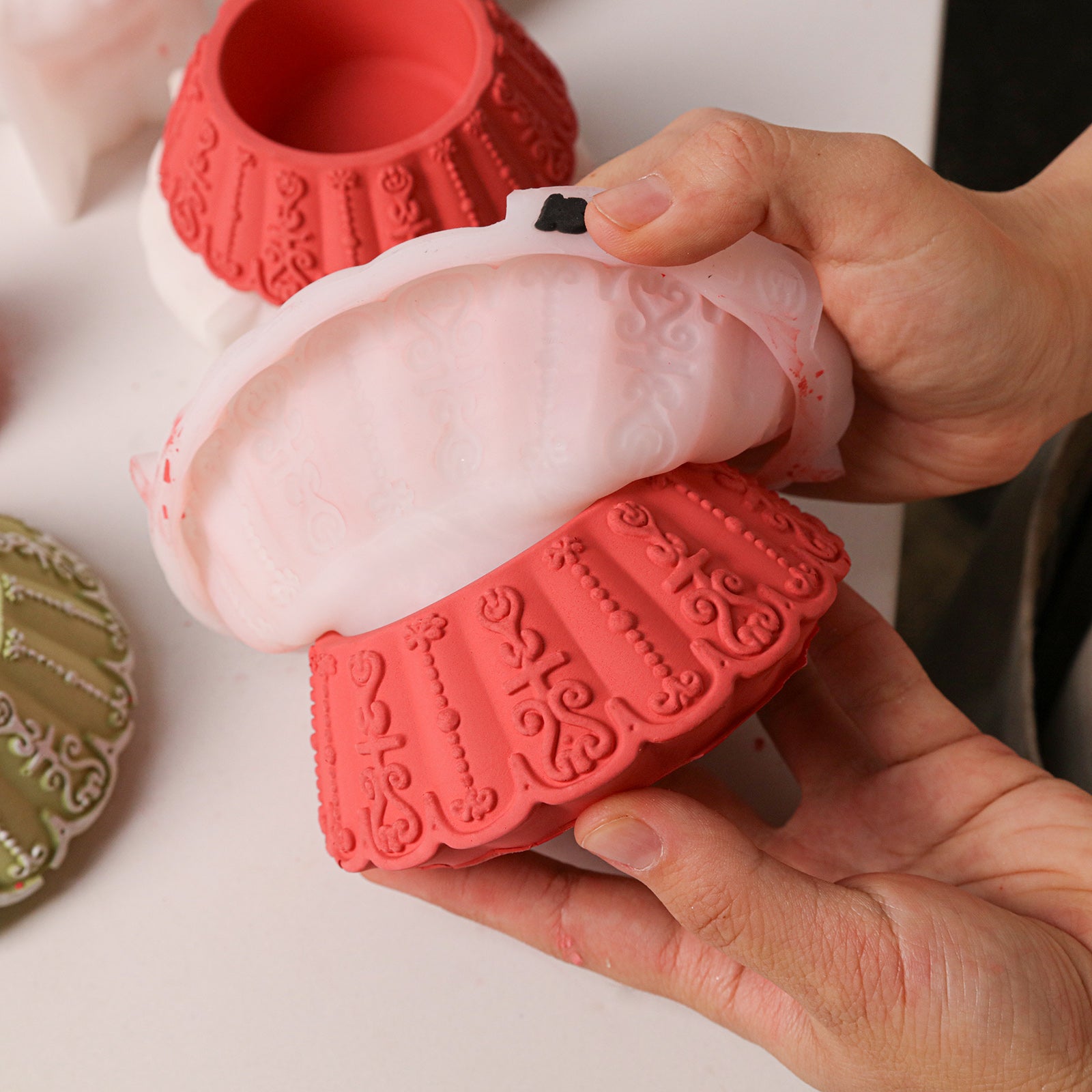Smooth easy demolding of embossed gingerbread‑pattern candle jar from silicone mold - Boowan Nicole
