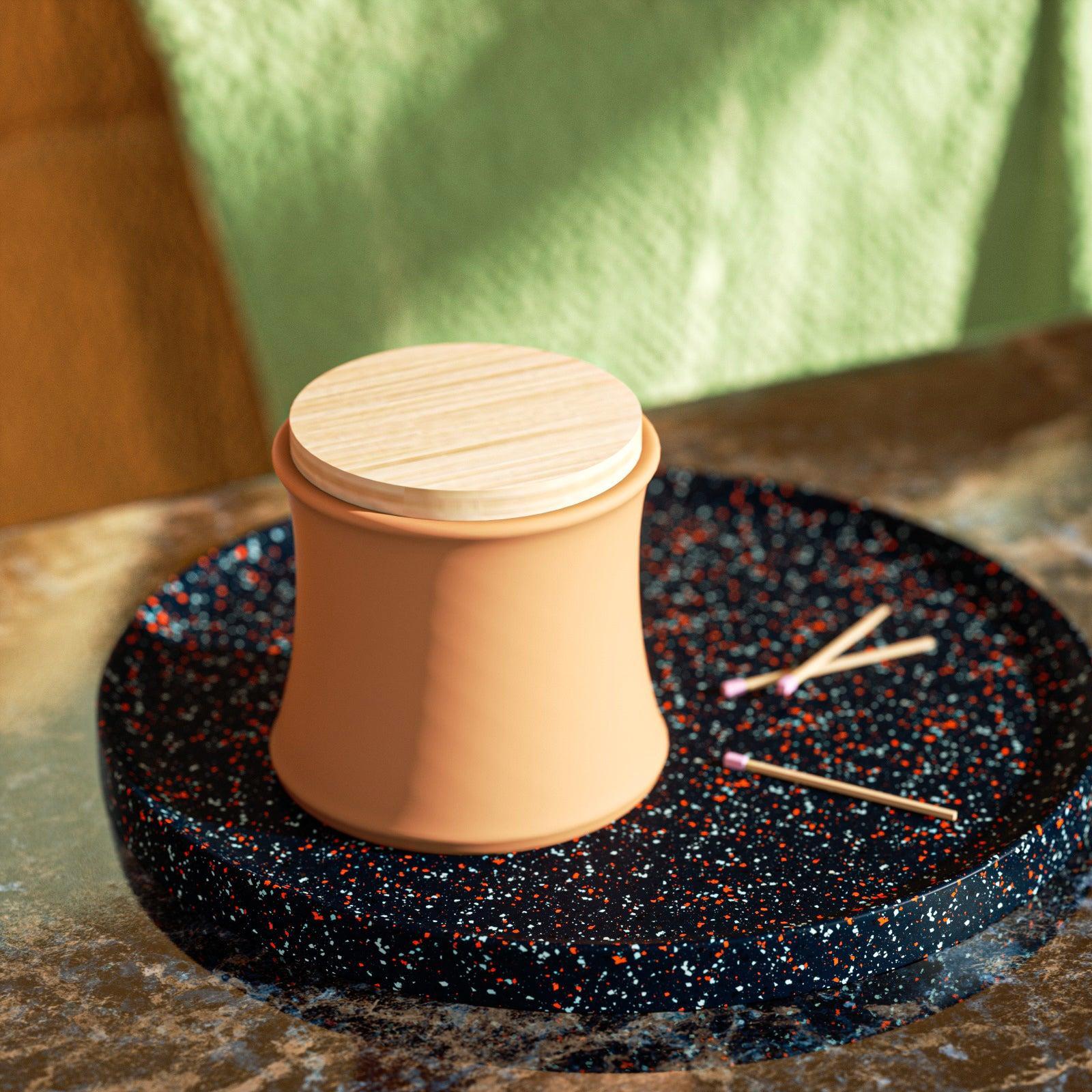 جرة شمعة بغطاء خشبي