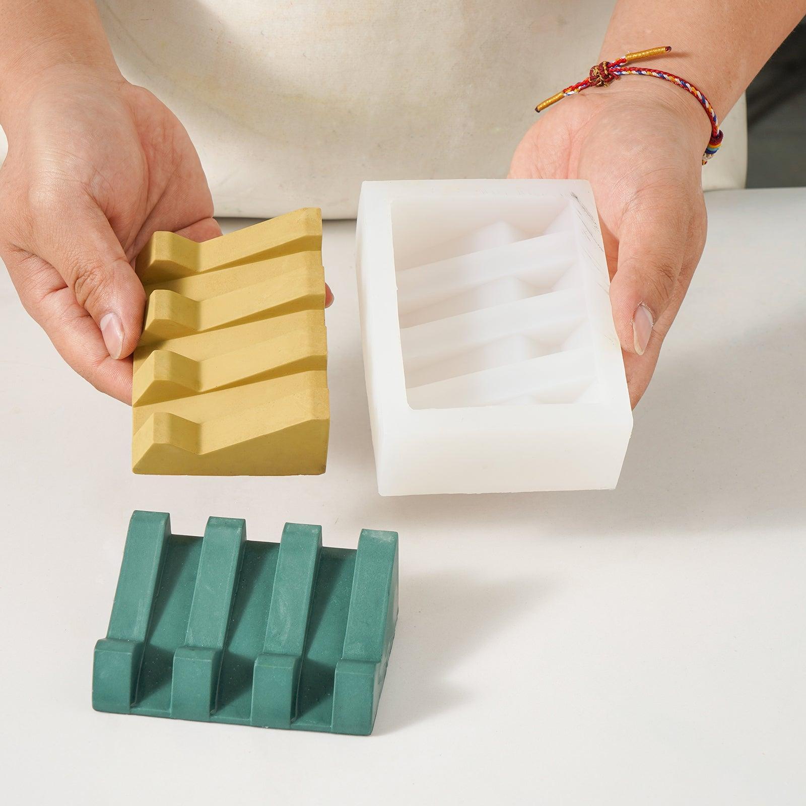 Witness perfection as soap dishes effortlessly release from Boowannicole's silicone mold, showcasing the artistry of precision crafting.