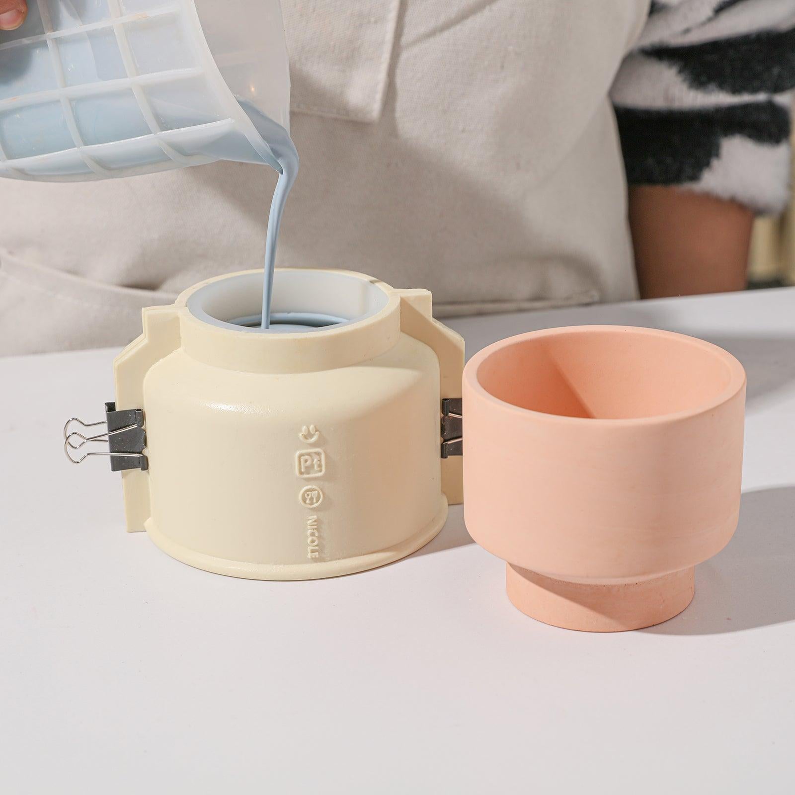 The process of making bowl-shaped candle jars with molds