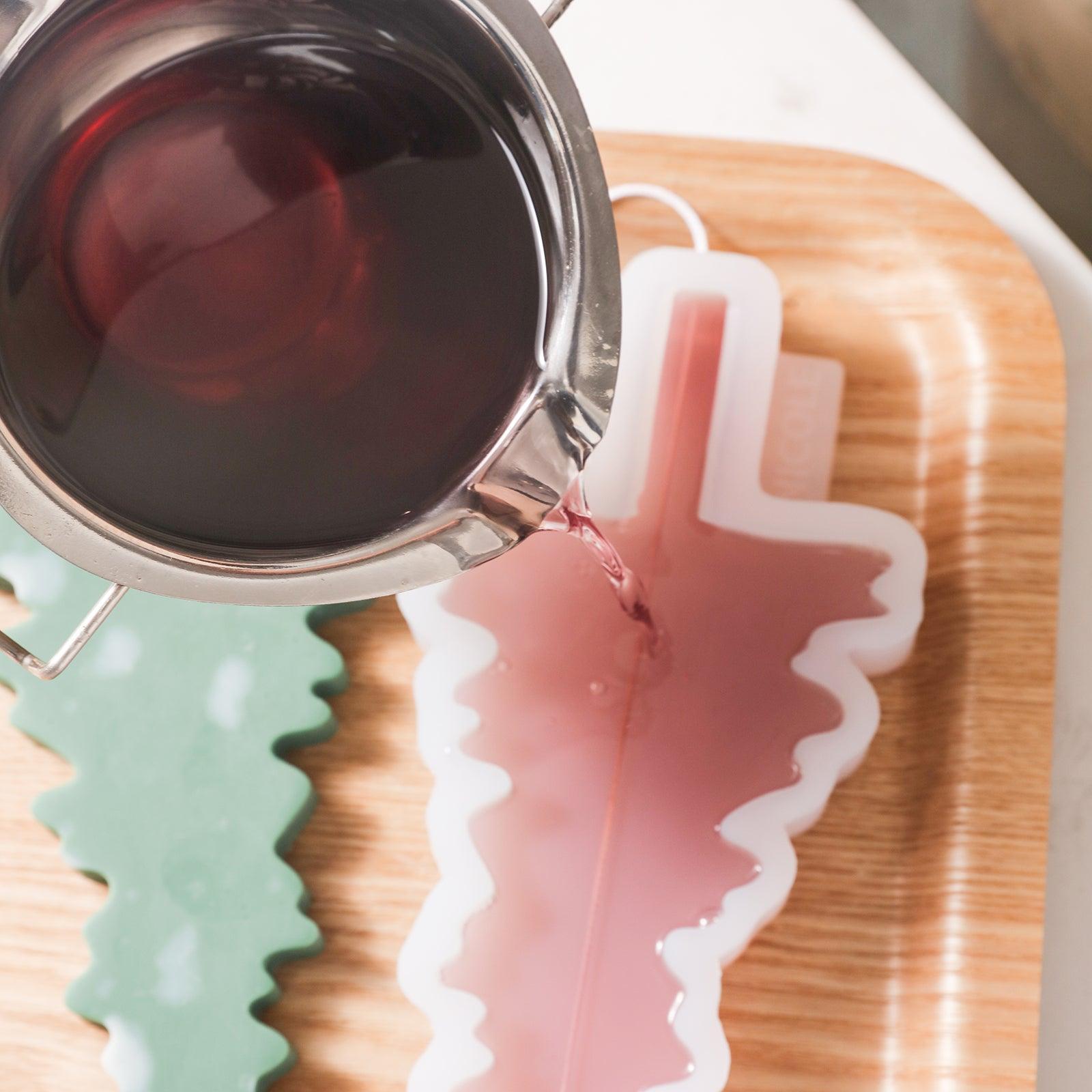 Pour the red wax liquid into the silicone mold. The mold is cleverly designed so that even beginners can make it smoothly.