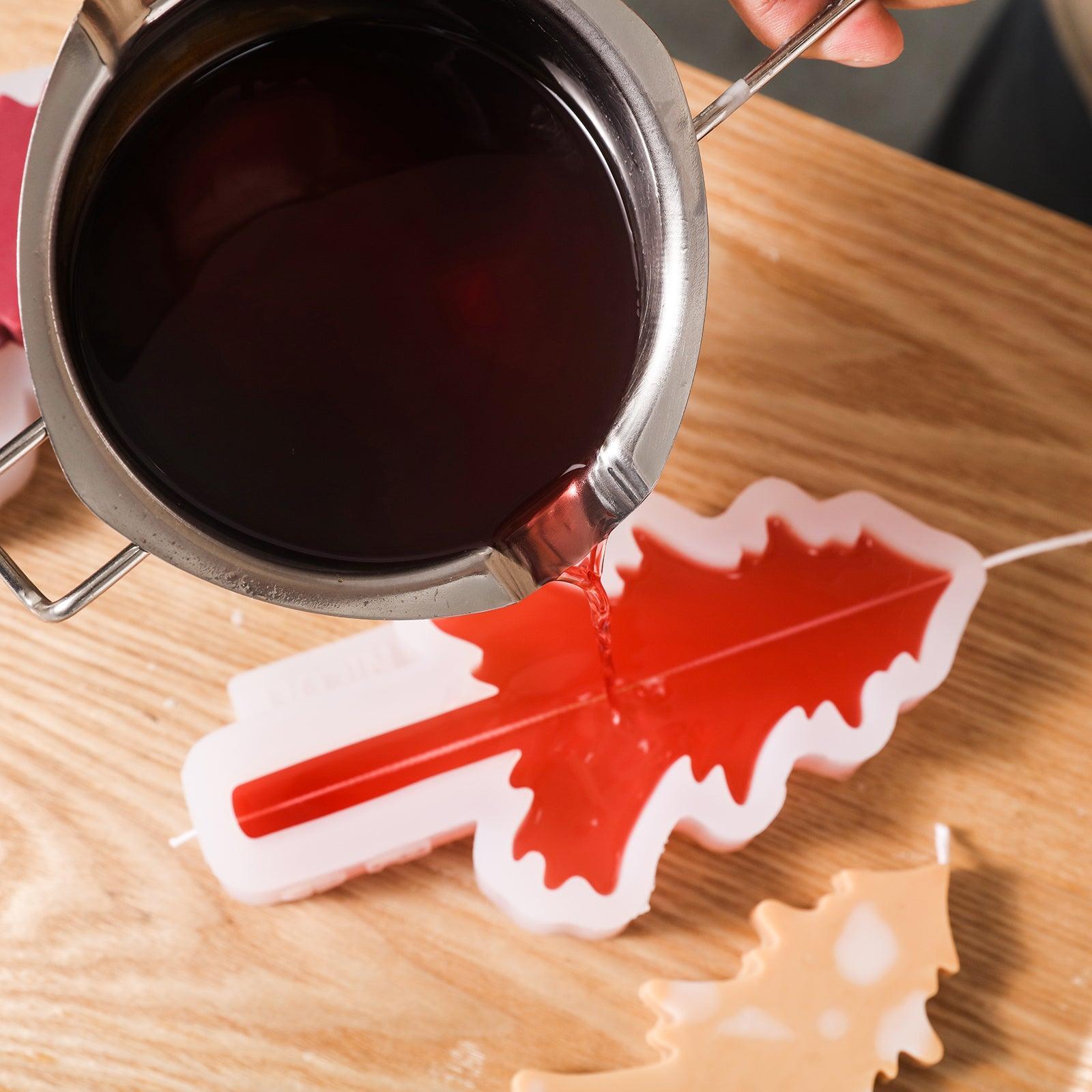 Use silicone molds to make Christmas tree-shaped tapered candles, which are easy to make and show Boowan Nicole's exquisite craftsmanship.