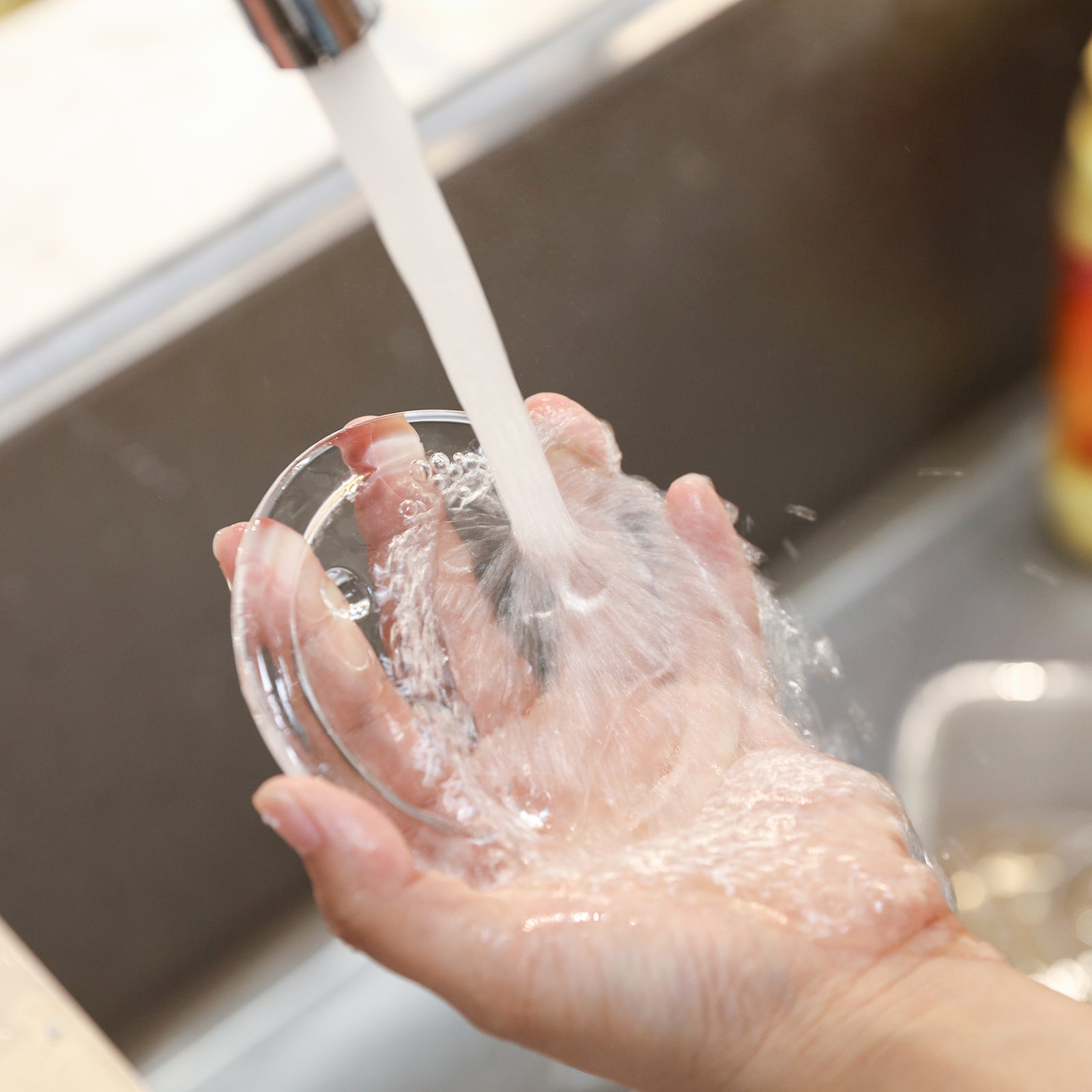 Rinse glass trays with water for easy cleaning - Boowan Nicole