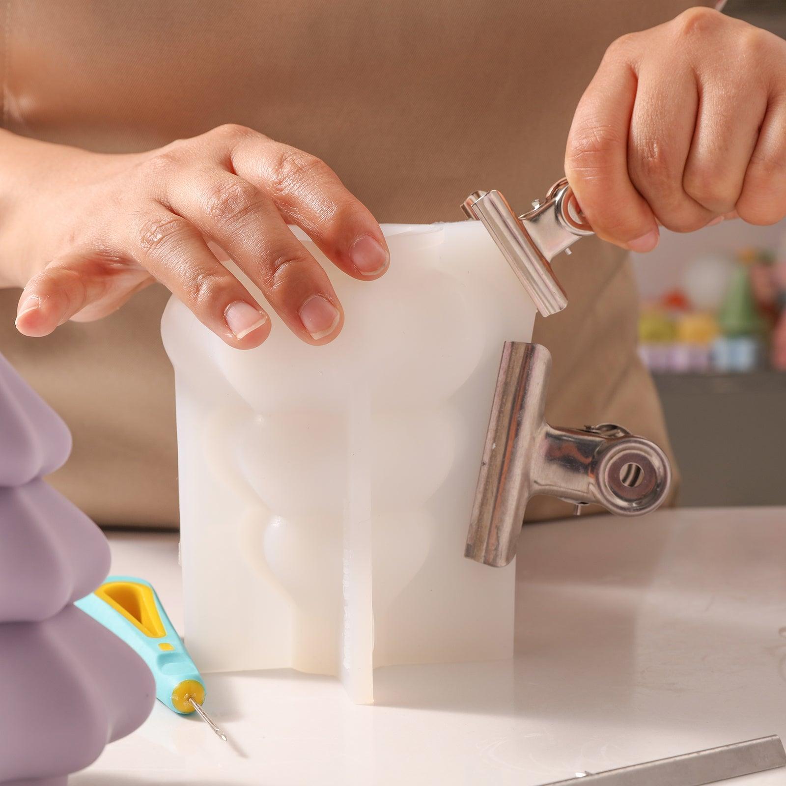 Attach clip to white silicone mold - Boowan Nicole