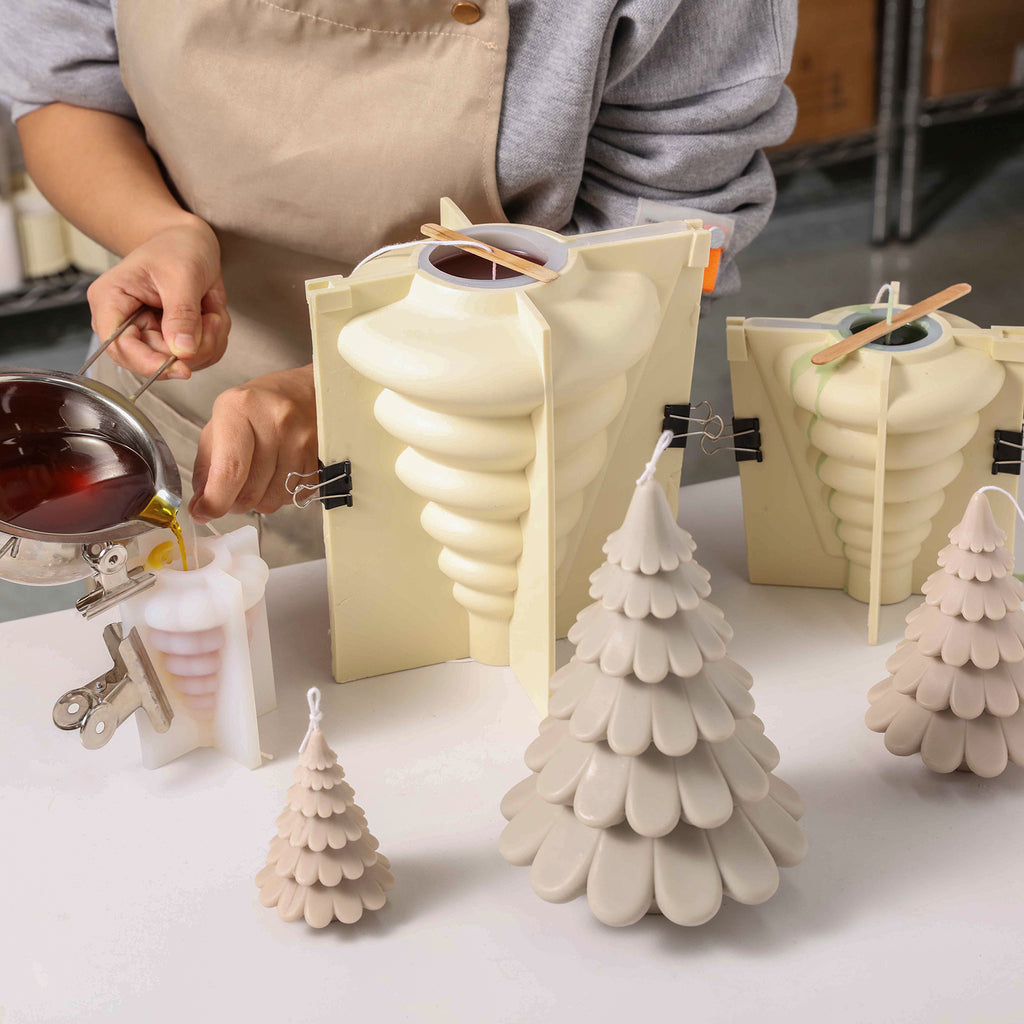 Use silicone molds to create large layered Christmas tree candles, designed by Boowan Nicole.