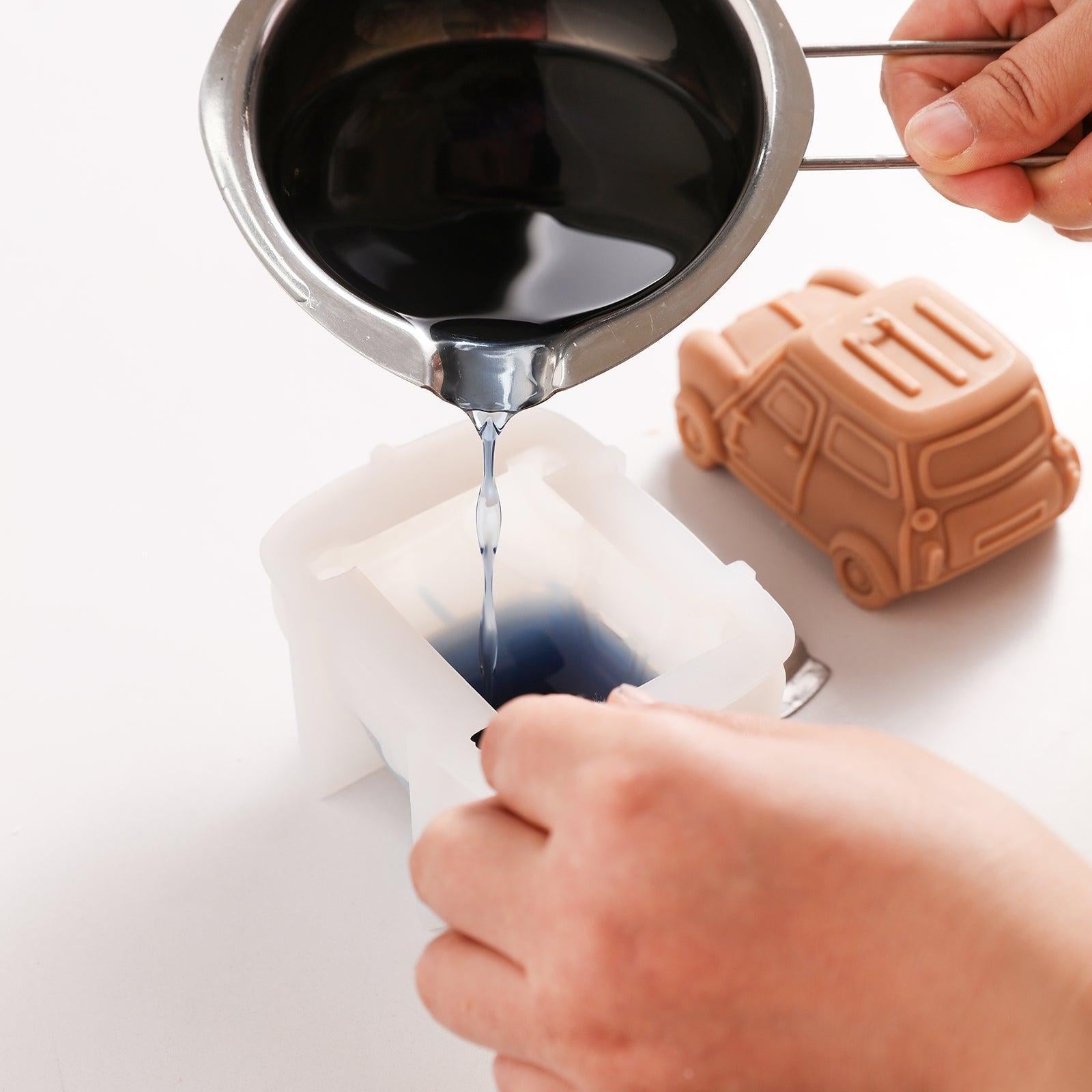 Pour the blue wax liquid into the white silicone mold, designed by Boowan Nicole.