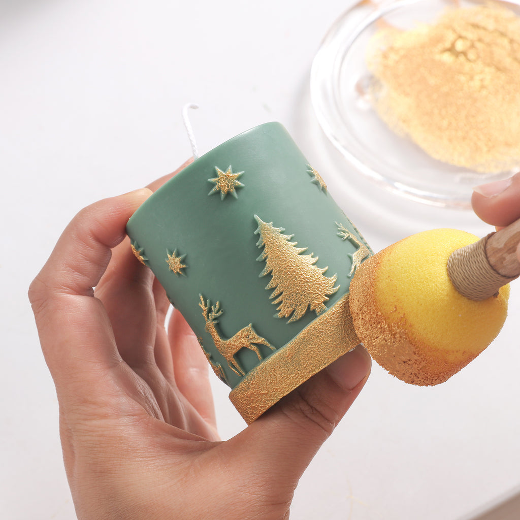Use a brush to apply gold dust to the candle's Christmas pattern, designed by Boowan Nicole.
