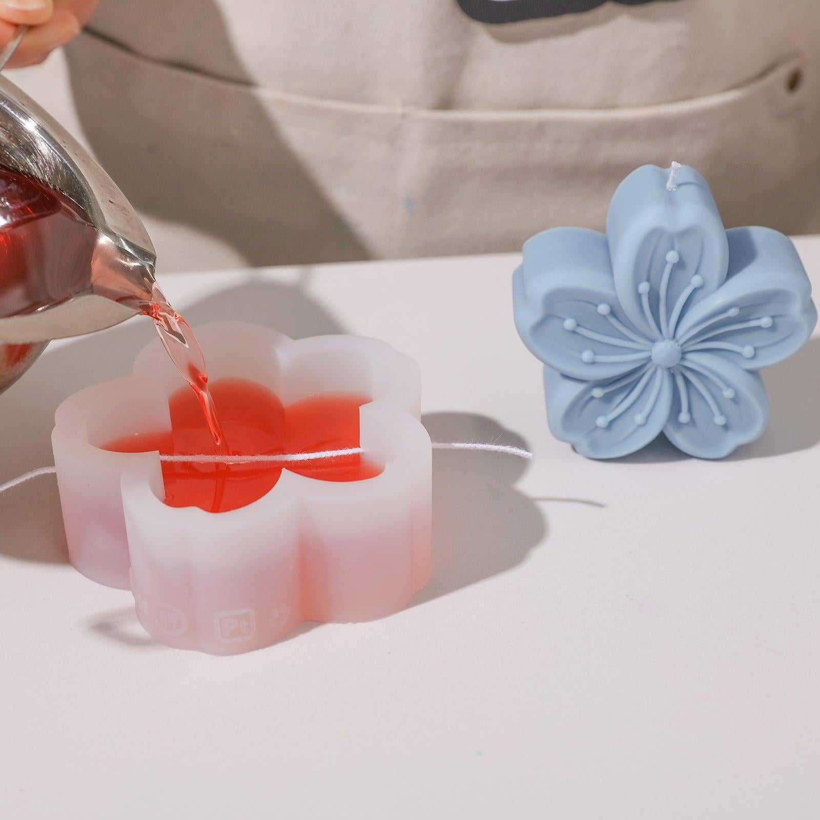 Pour the wax liquid into the silicone mold to make Sakura Candle-Boowan Nicole