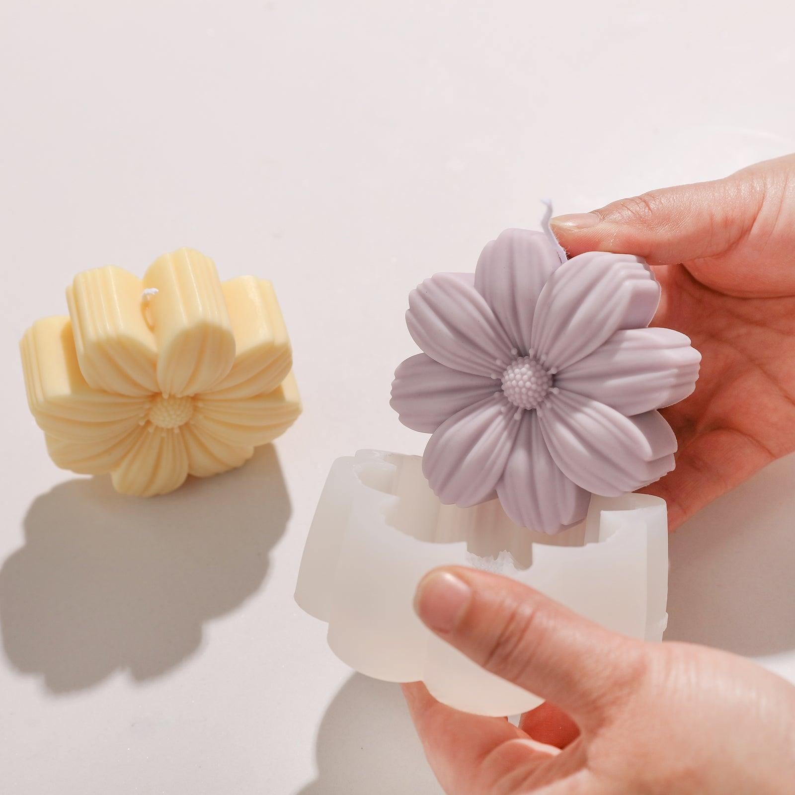 Unmolding the Cosmos candle from the white silicone mold - Boowan Nicole