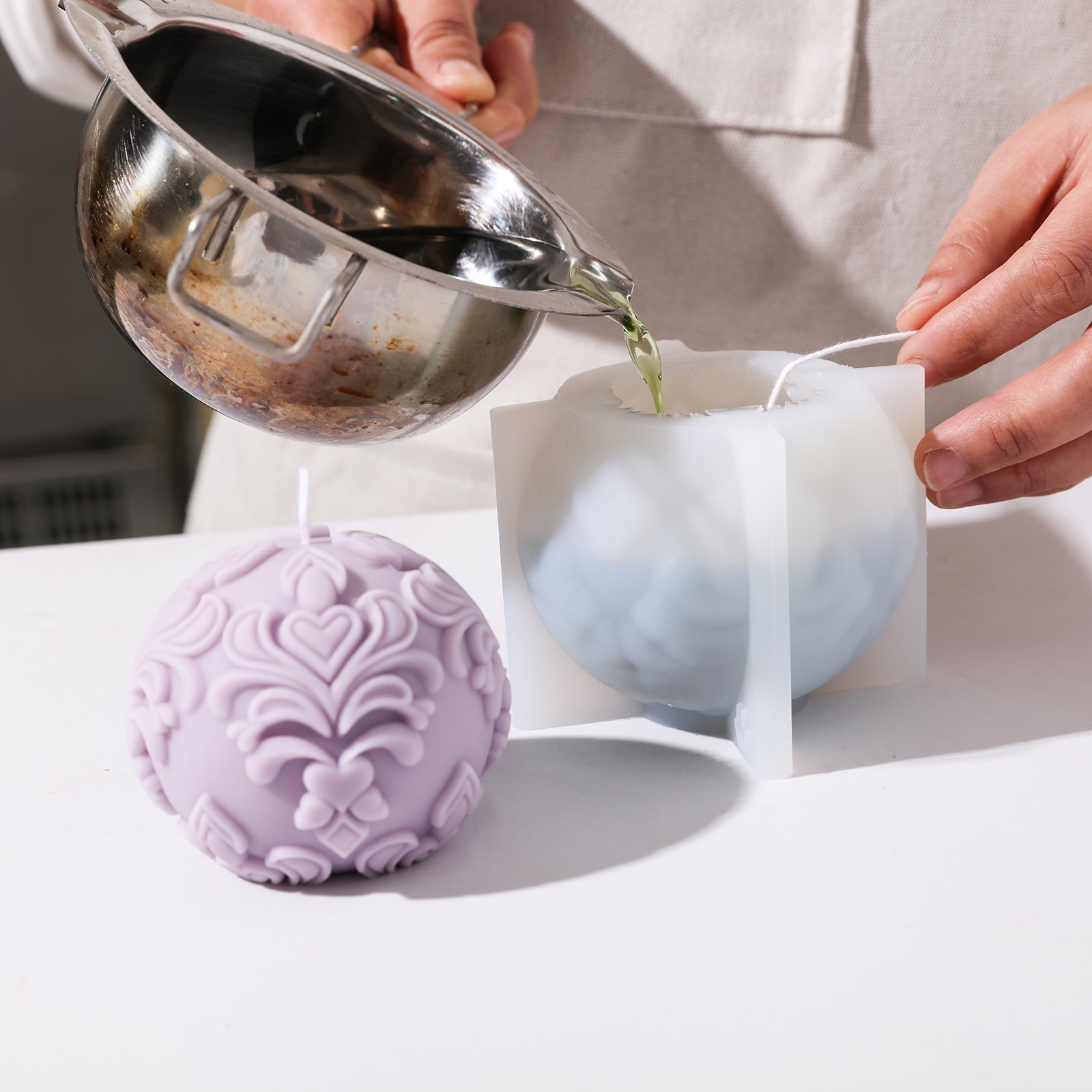 Effortlessly create unique candles with the mold.