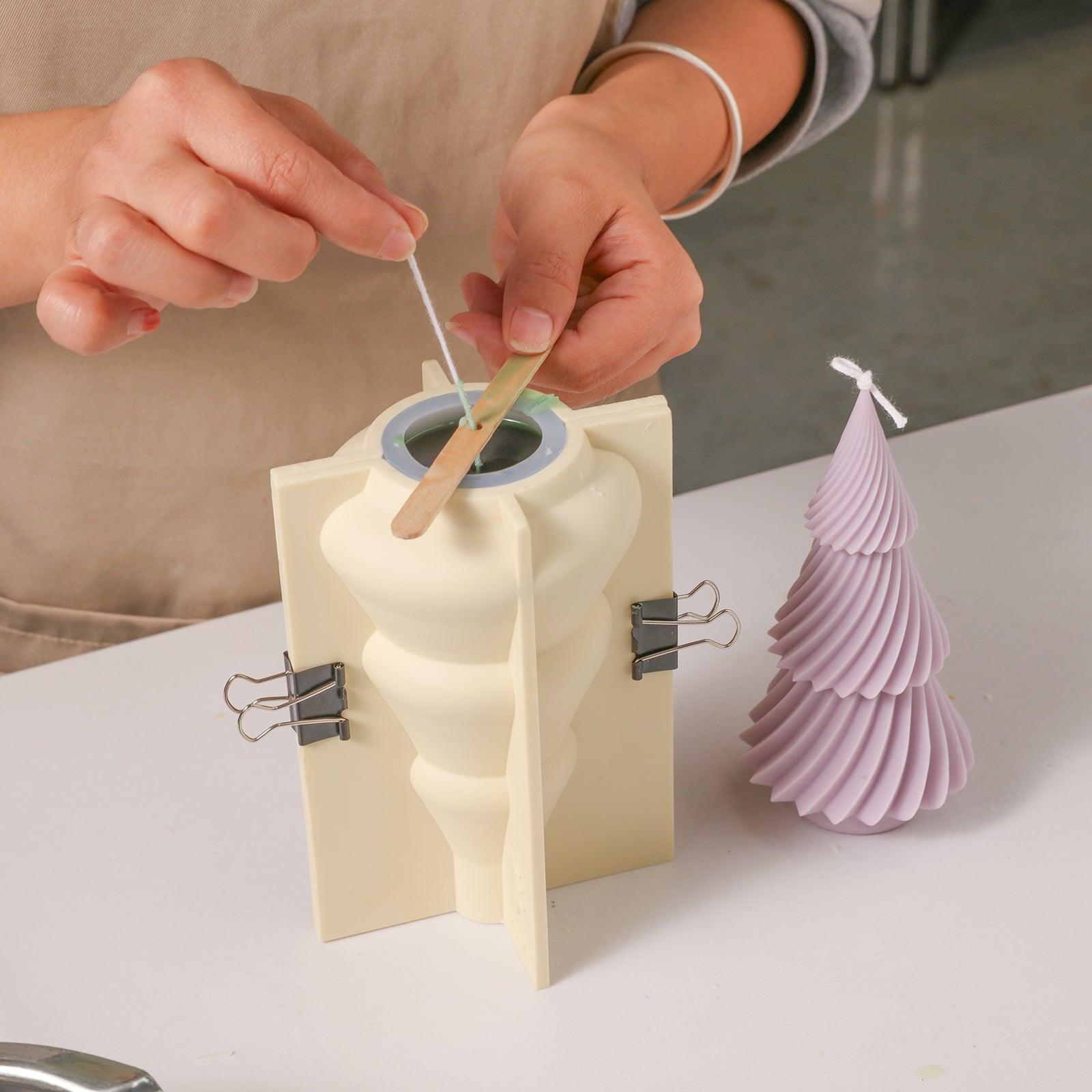 Position the wax wick placed in the silicone mold wax solution - Boowan Nicole