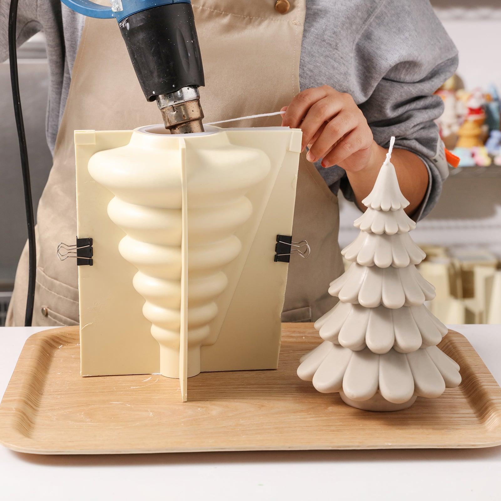 Use a heat gun to preheat the silicone mold, designed by Boowan Nicole.