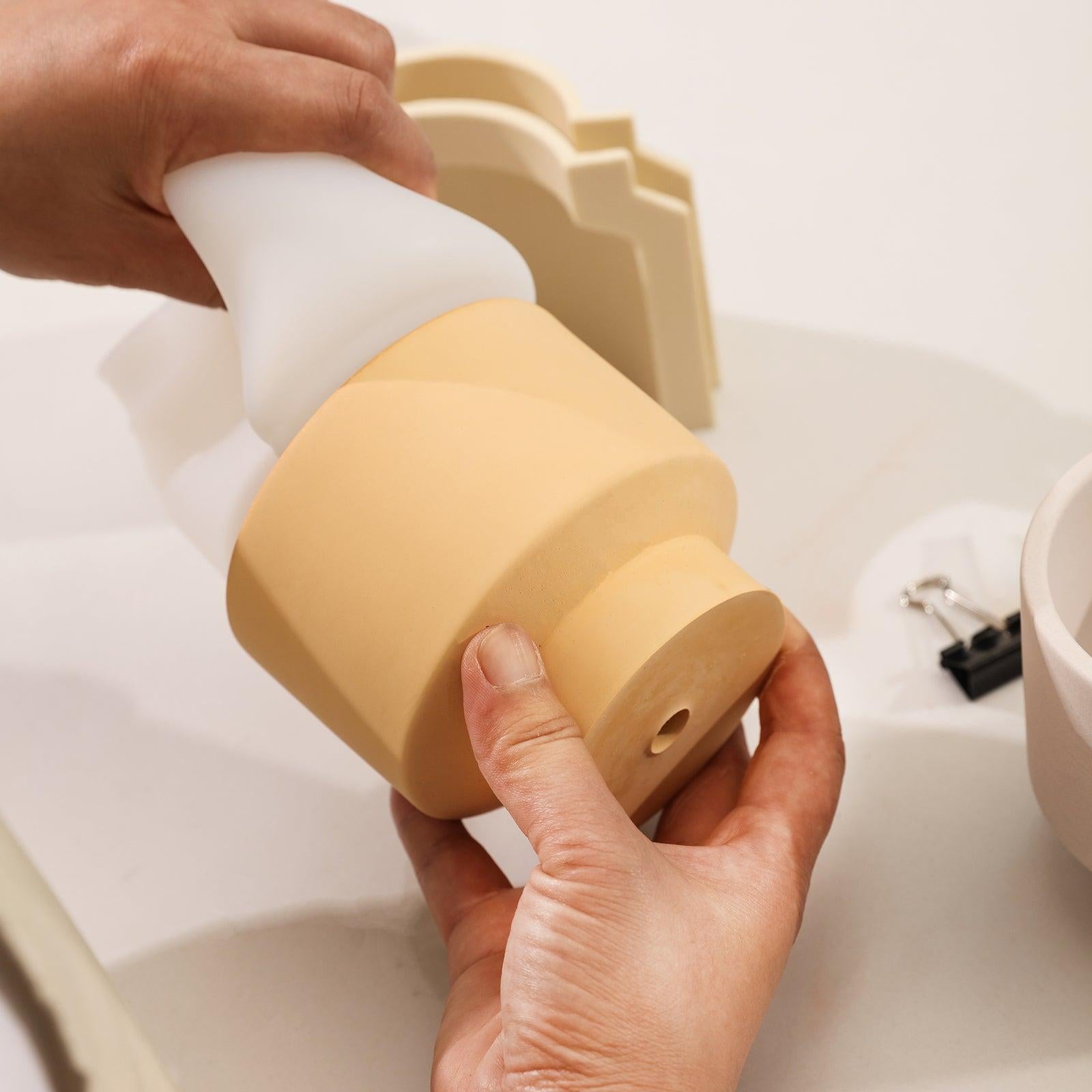 Ejecting the Concrete Plant Pot from the Silicone Mold - Boowan Nicole