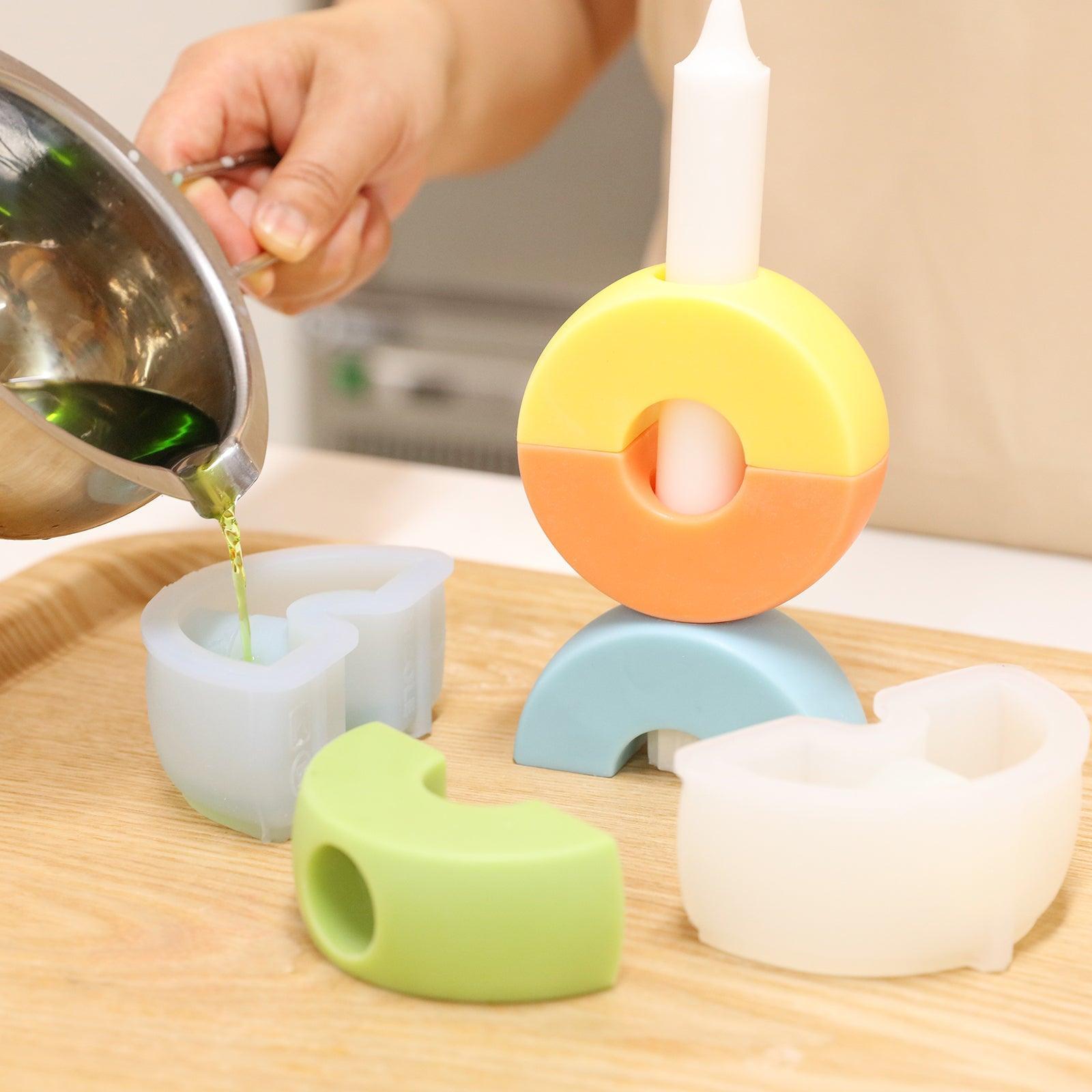 Pour the green wax liquid into the white silicone mold to make a Circle shape -Boowan Nicole