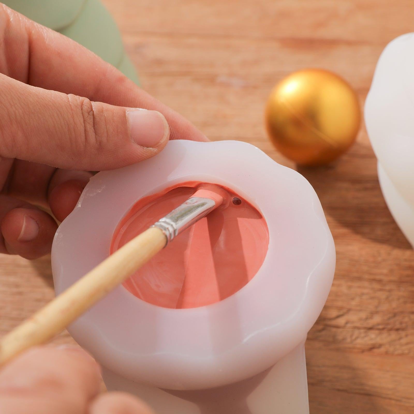 Use a brush to remove air bubbles from silicone molds filled with material - Boowan Nicole