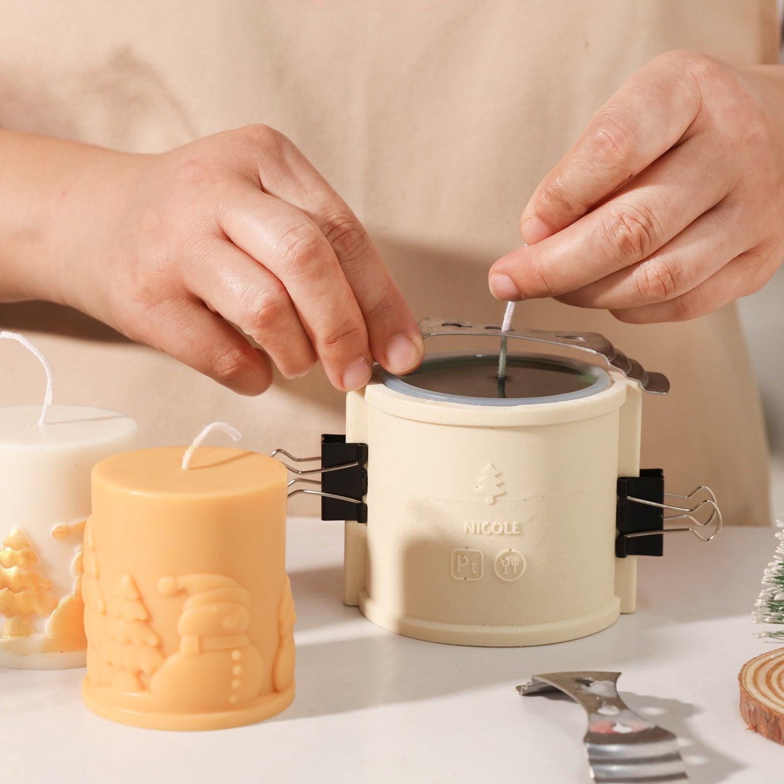 Adjust the wick position of the wax liquid poured into the silicone mold-Boowan Nicole