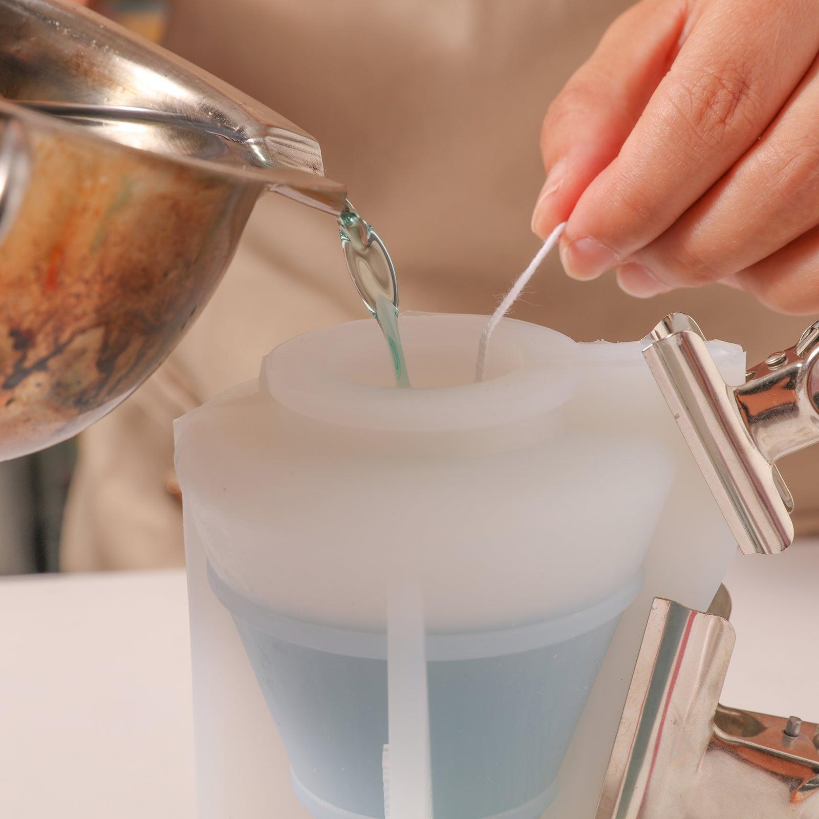 Pour the green wax liquid into the white silicone mold-Boowan Nicole