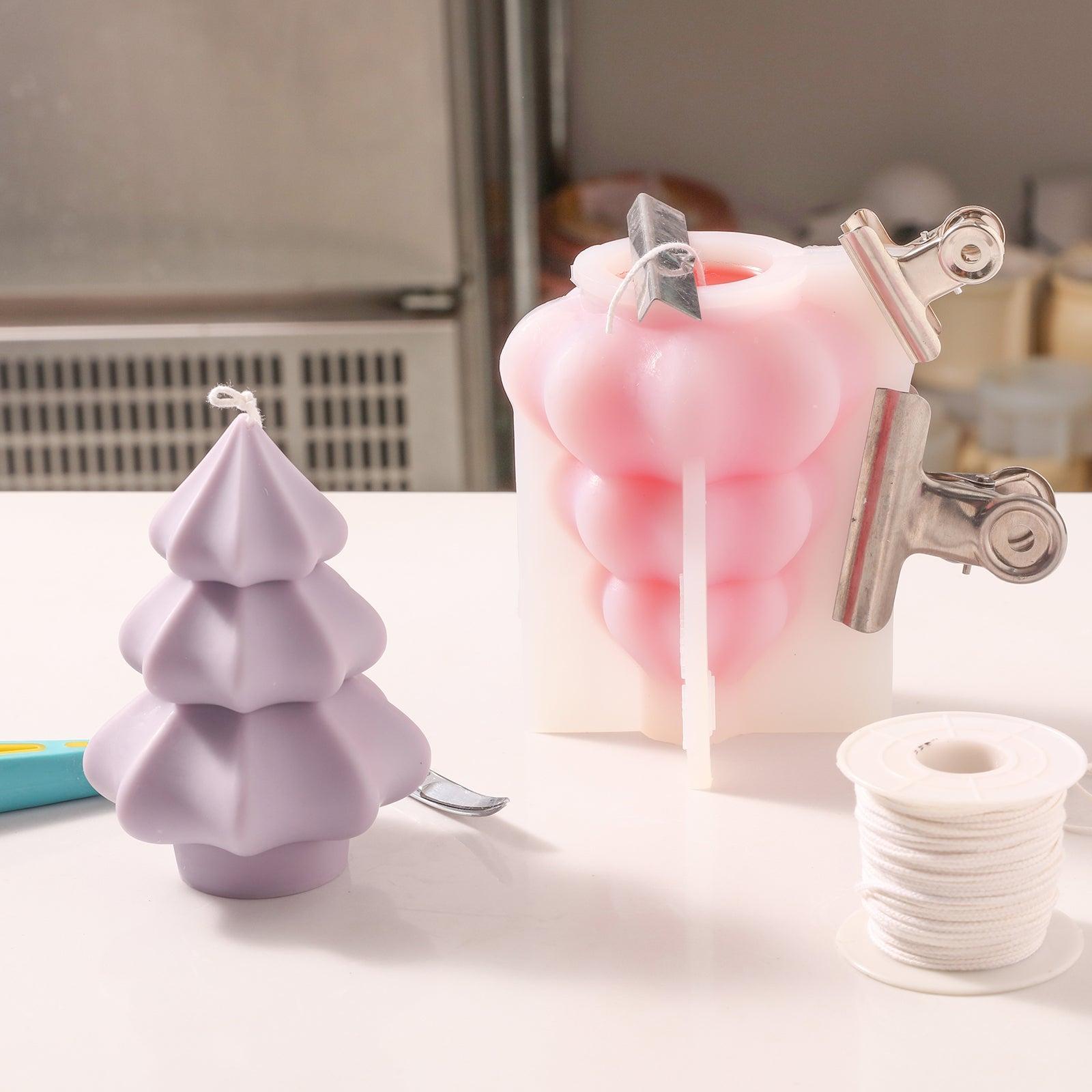 Use silicone molds to make pine tree shaped Christmas candles - Boowan Nicole