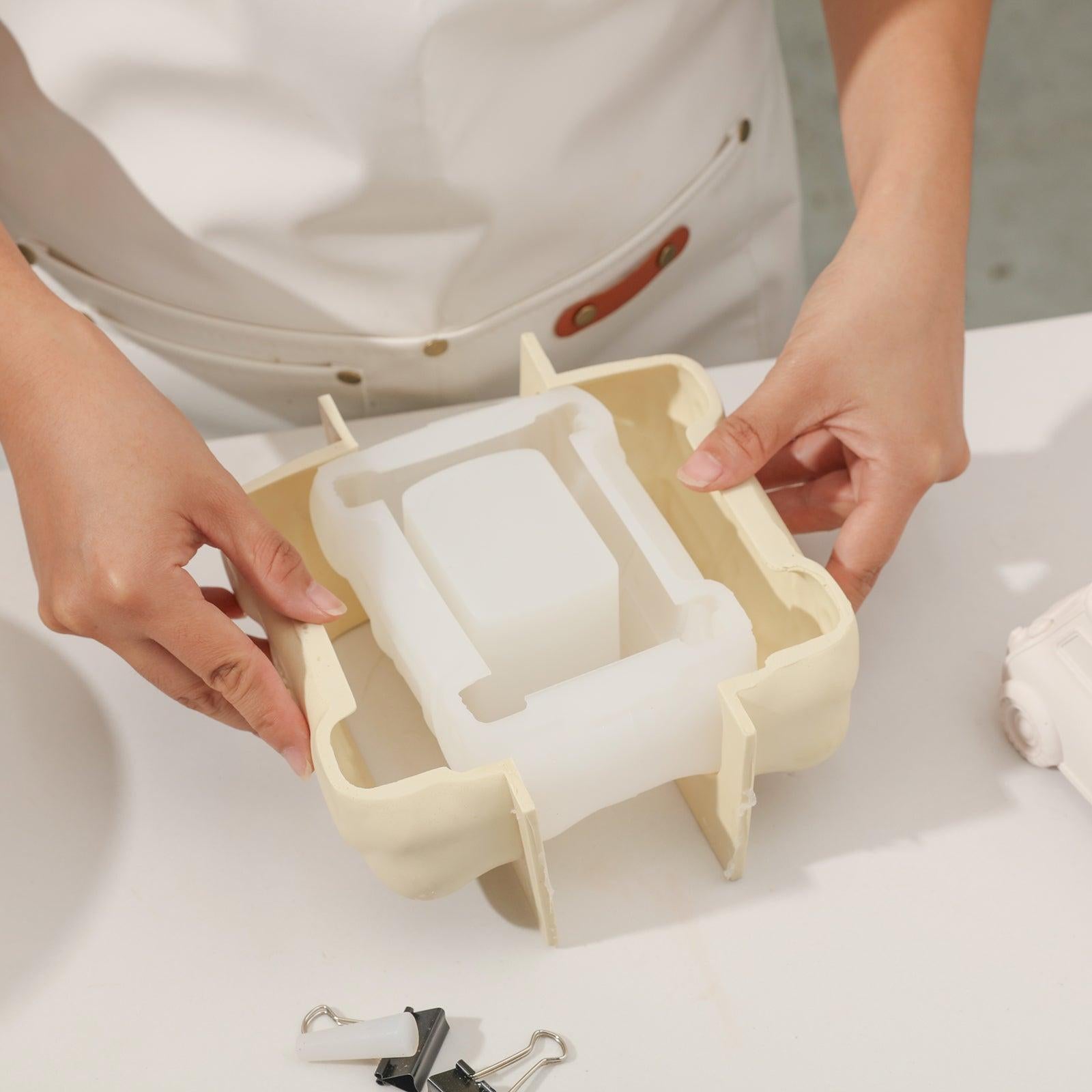 Place the plastic support shell outside the silicone mold - Boowan Nicole