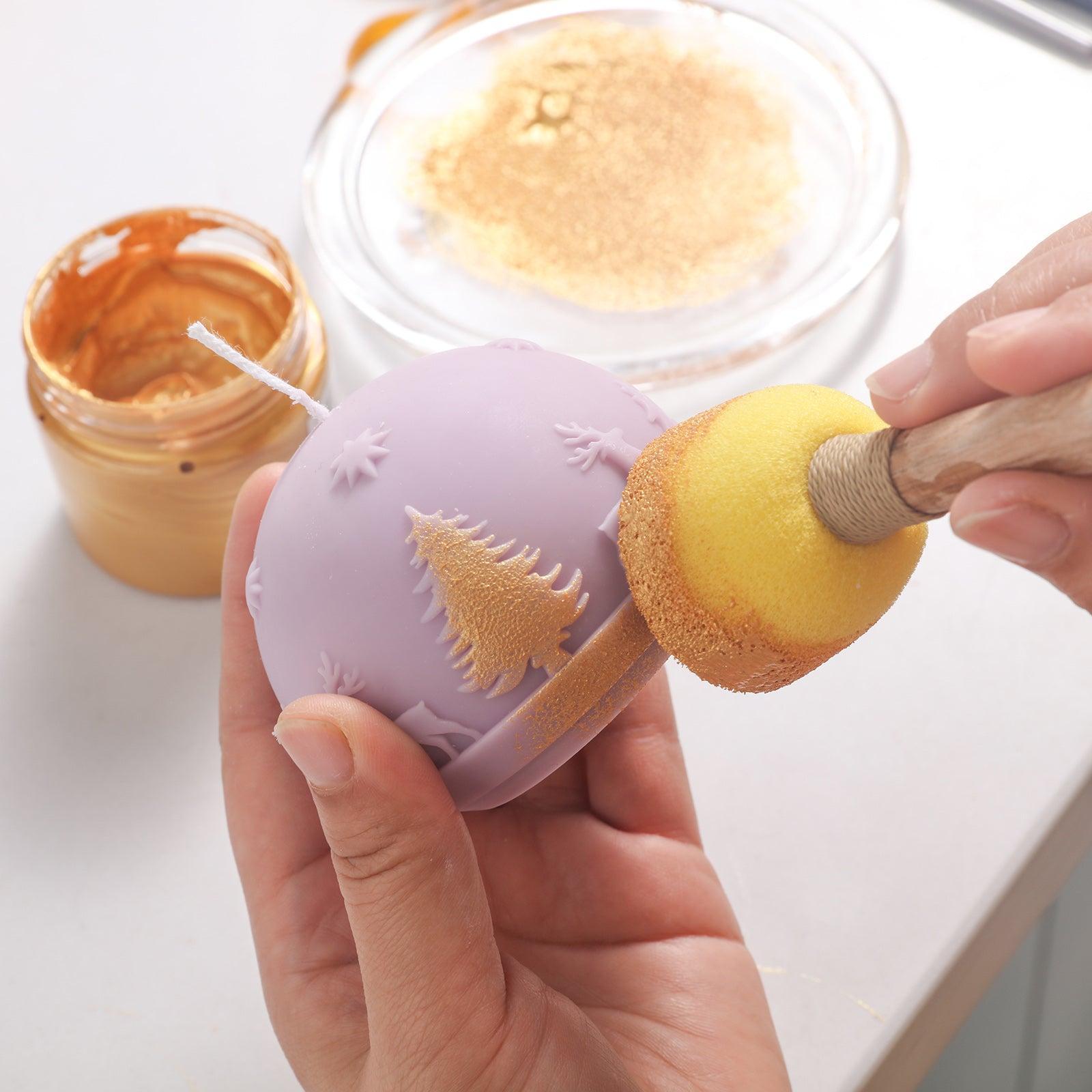 The Christmas pattern on the purple ball candle is painted with gold powder and designed by Boowan Nicole