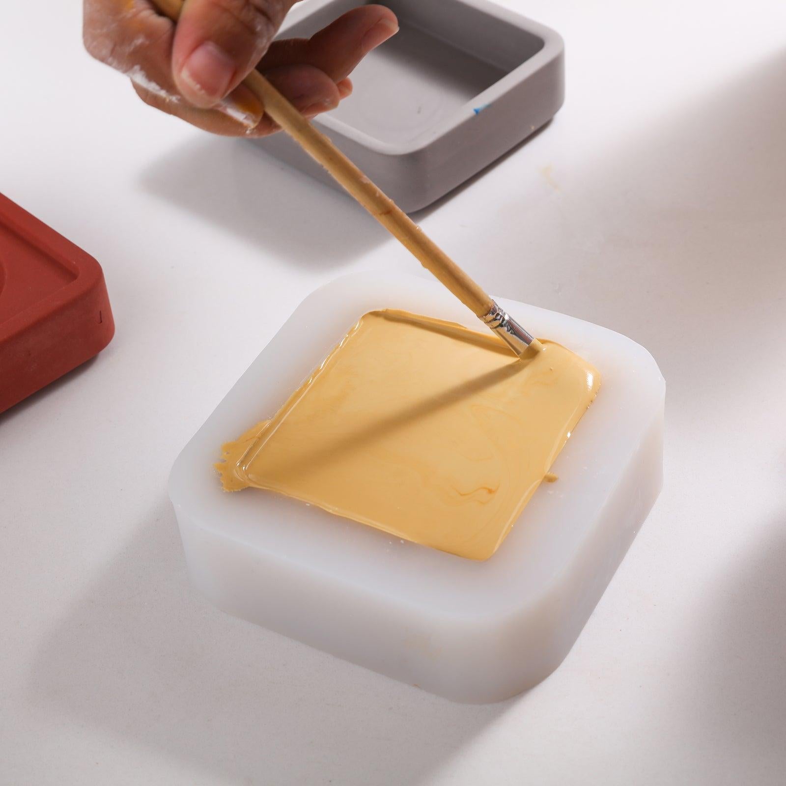 Use a brush to remove air bubbles from materials in silicone molds - Boowan Nicole