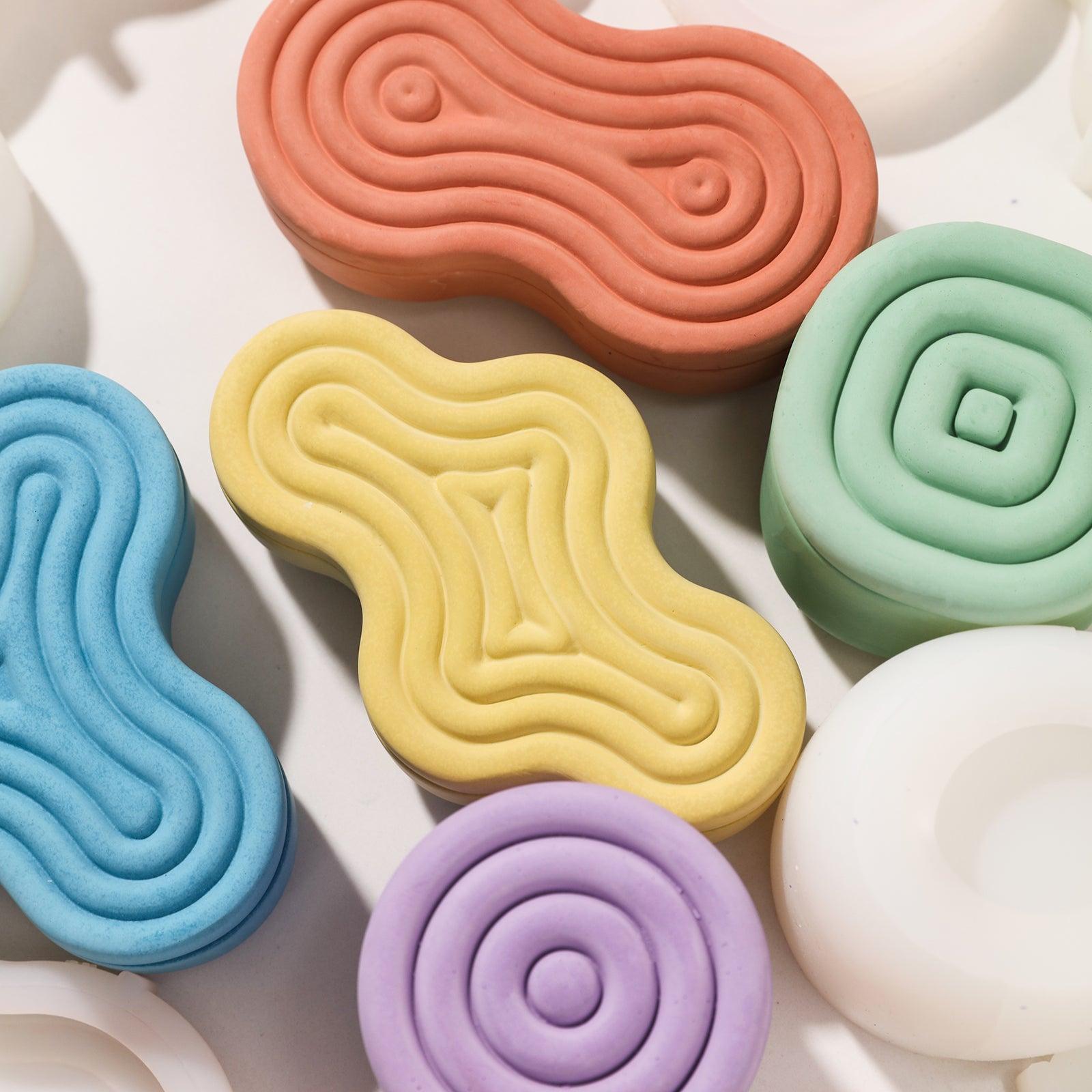 Wriggle candle jars of different colors and shapes next to each other - Boowan Nicole