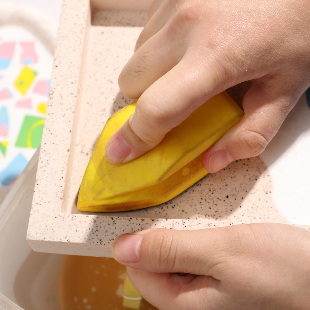 Use a triangular sander to polish the inner corners of the work to better suit the usage scenario and showcase the brand design details.