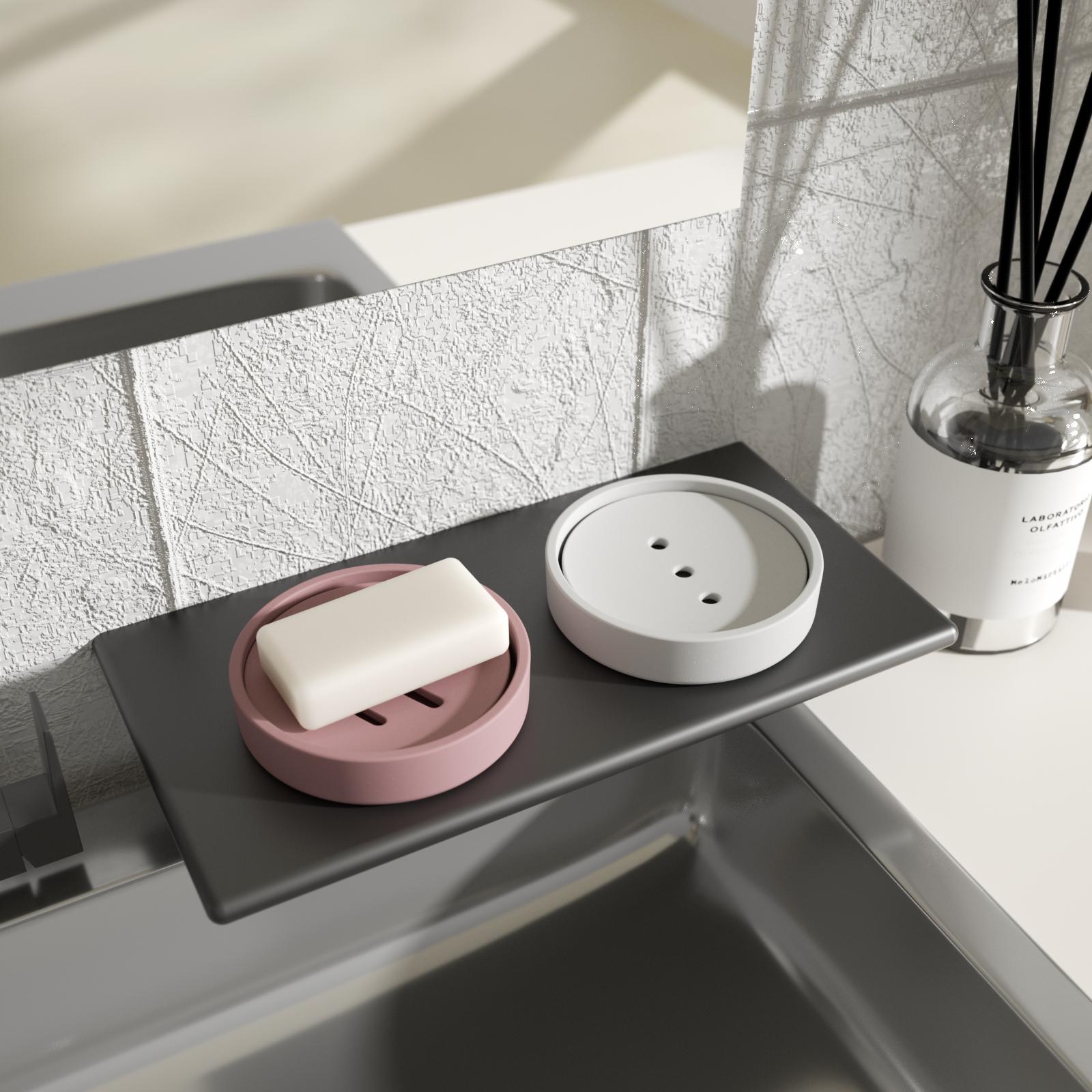 Two soap dishes with drain trays placed on the sink, one of which contains soap, create a pleasant connection between handicrafts and home life.