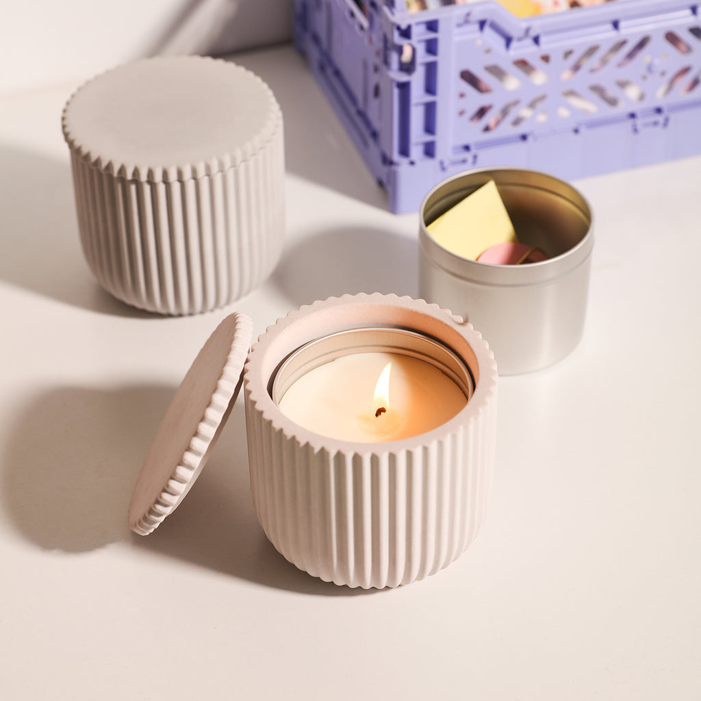 The refillable candles in the ridged flat-lid candle jars on the tray are being lit, and the clips are placed in the aluminum jars next to them, broadening the usage scenarios and showing the joy of craftsmanship.