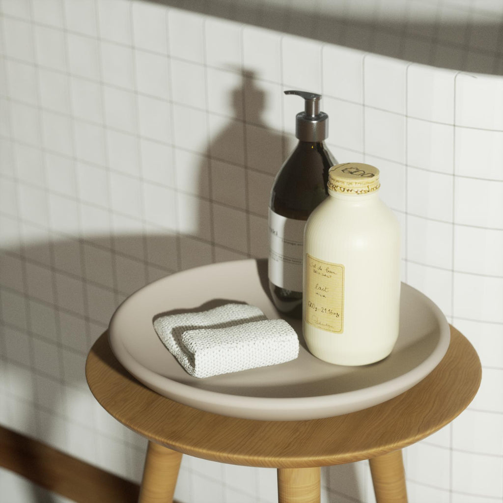 Shampoo, shower gel and bath towels are placed in the tray, reflecting different usage scenarios.