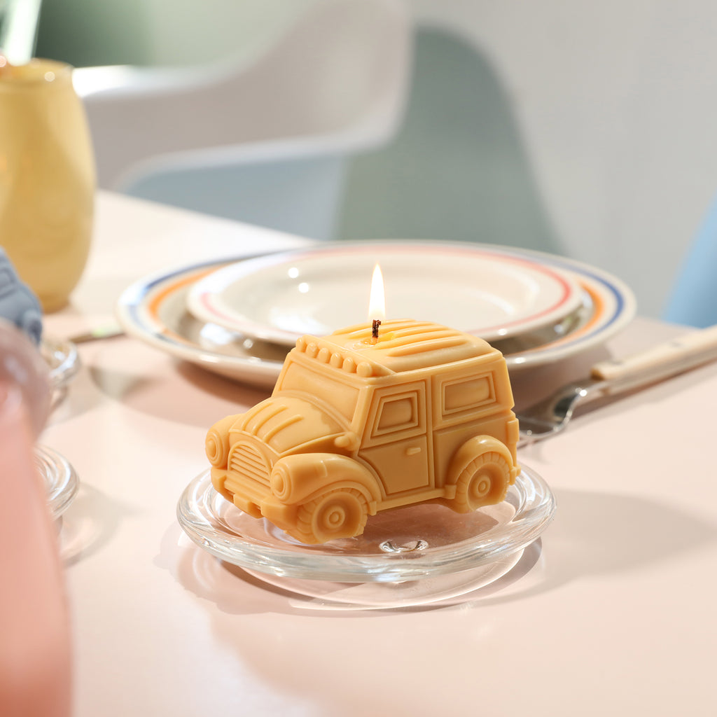 Brown SUV-shaped candles on the dining table are placed in crystal trays to increase dining pleasure, designed by Boowan Nicole.