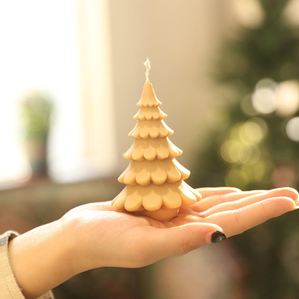 The Christmas tree-shaped candle placed in the palm of your hand is small and exquisite, very suitable for holiday decoration.