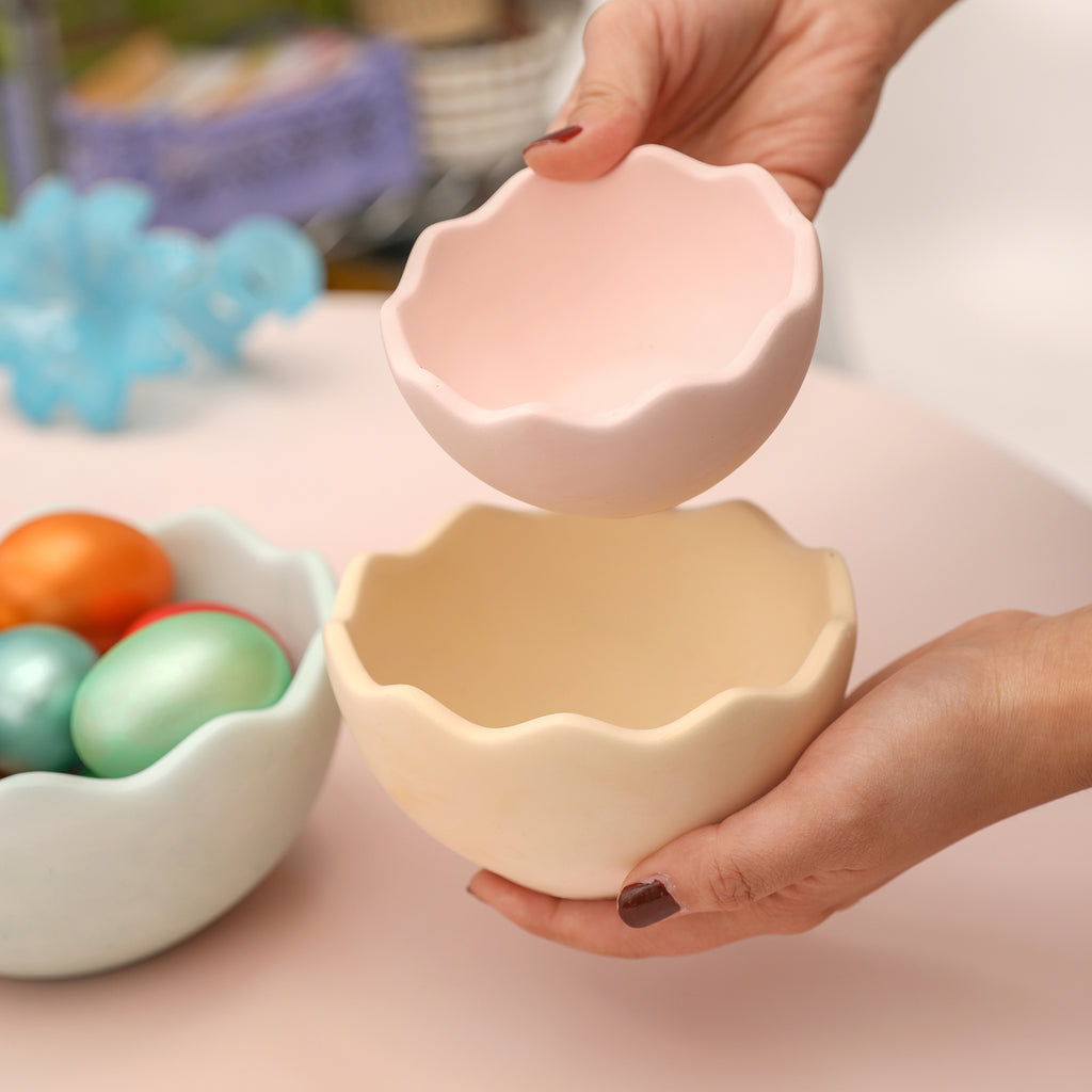 Comparison of two eggshell bowls of different sizes