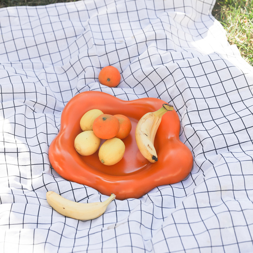 The large flower-shaped tray can be used during picnics, broadening the usage scenarios.