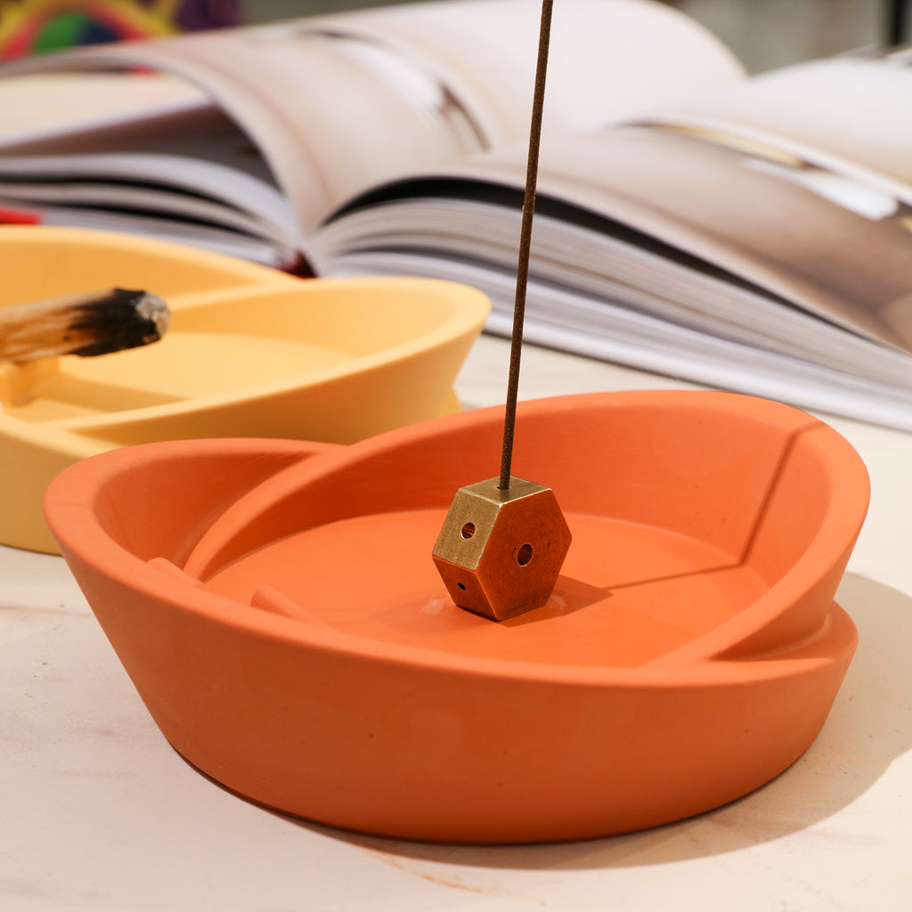 Use the Sail-Shape Incense Holder to light up your aromatherapy while reading - Boowan Nicole