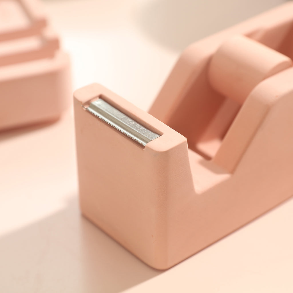 Showing the cutter head of the pink tape divider, the practicality of the product is reflected in the details.
