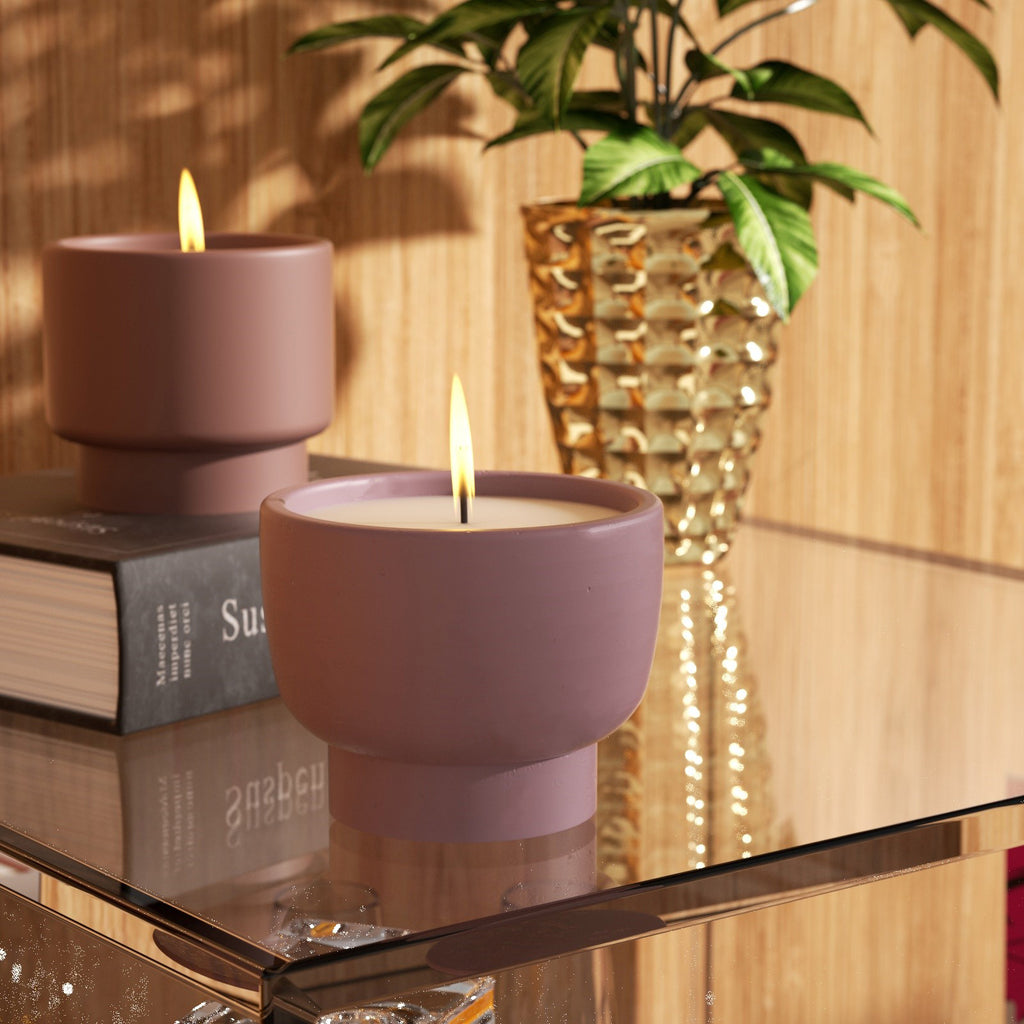 The candle in the bowl-shaped candle jar is burning slowly, which adds a warm atmosphere as a home decoration.