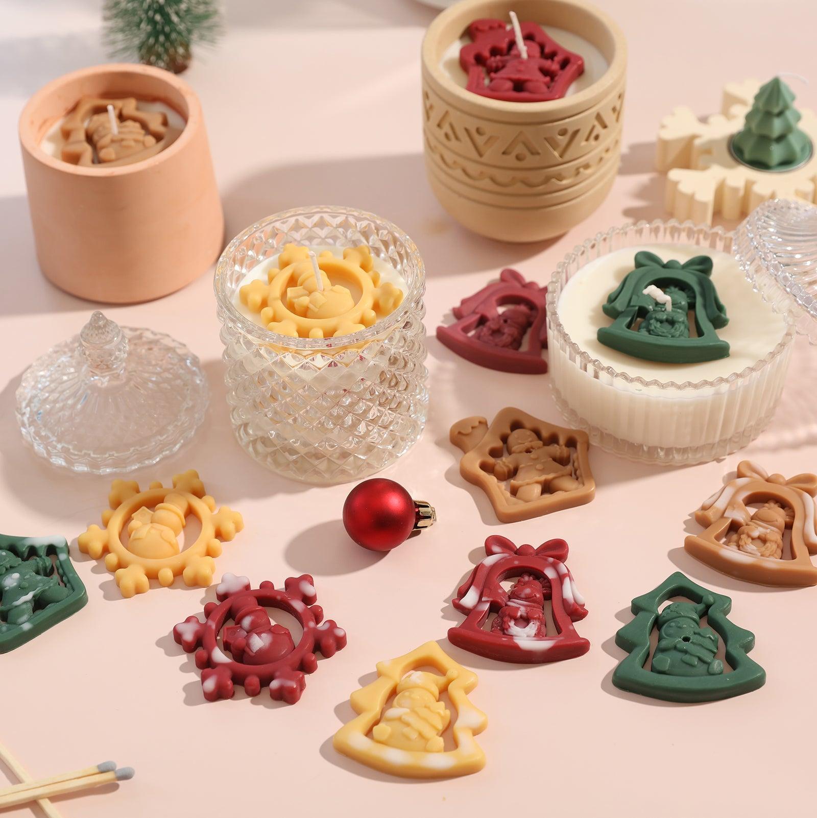 Christmas candle jar decorations of different colors and shapes are placed on the table and in the candle jars, instantly reflecting the festive atmosphere - Boowan Nicole