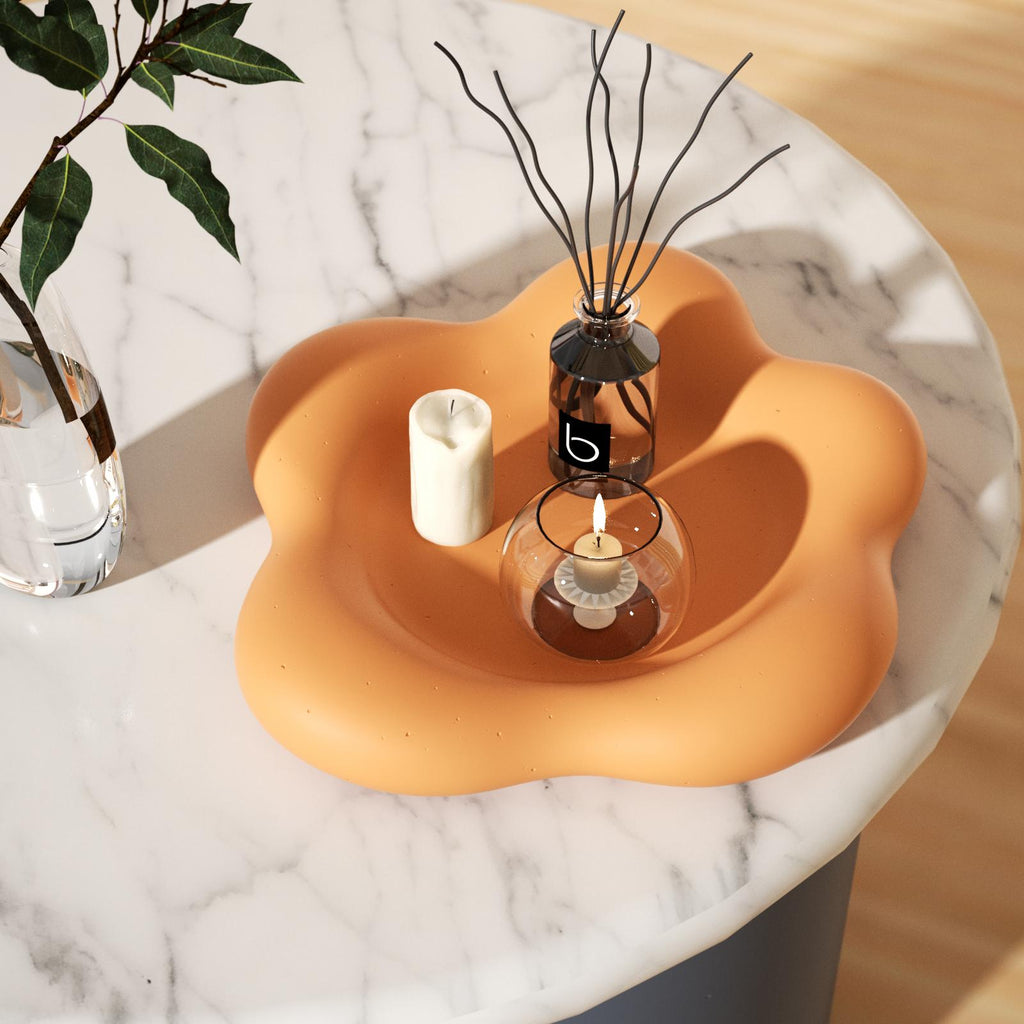 The large flower-shaped tray on the table holds smokeless aromatherapy and lit candles to enhance the family atmosphere.