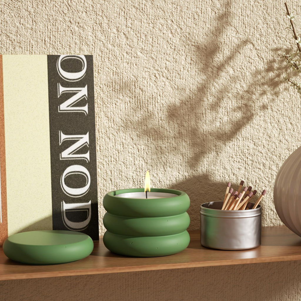 A lit candle jar is placed on the bookshelf, and matches are placed in an aluminum jar next to it, which expands the different use scenarios of aluminum jars.
