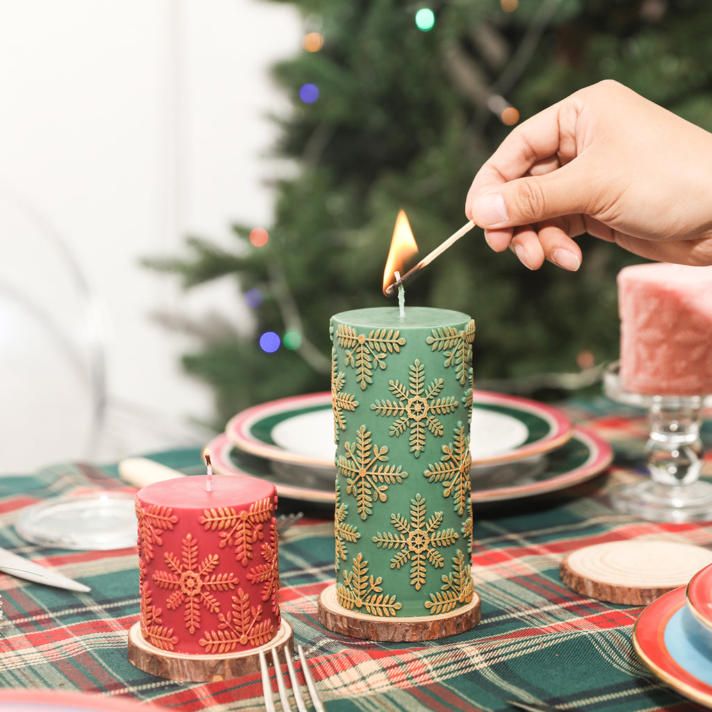 Light the long green snowflake relief cylinder candle on the dining table for a festive touch.