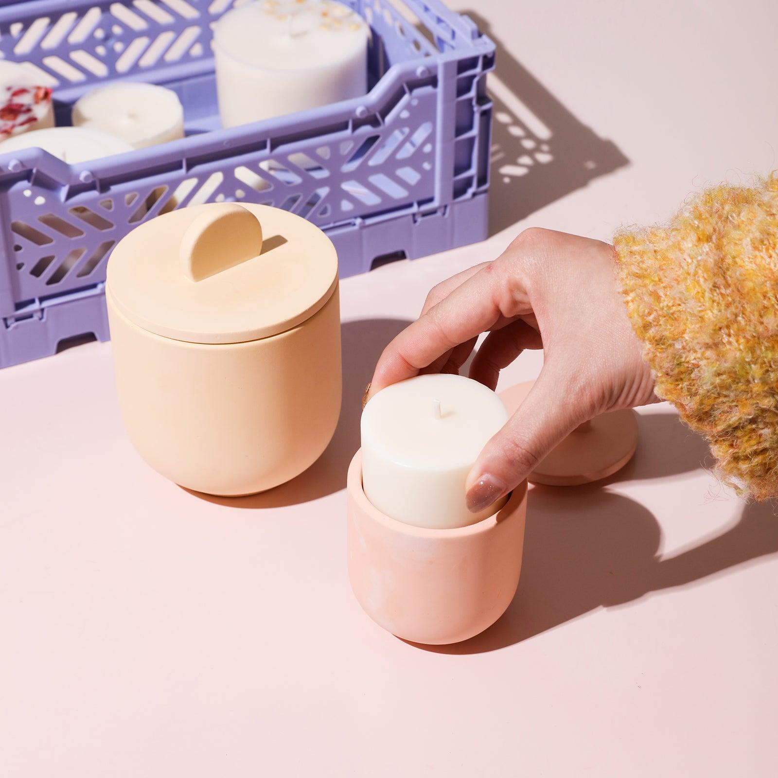 Refillable candles are placed in candle jars, demonstrating the concept of environmental protection and recycling.