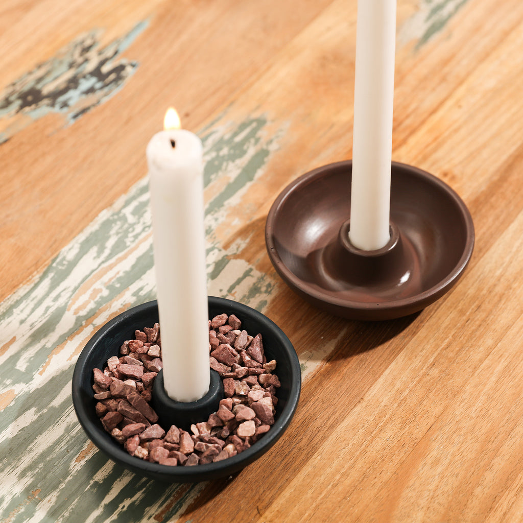  Decorate the candle holder with small stones for added embellishment.