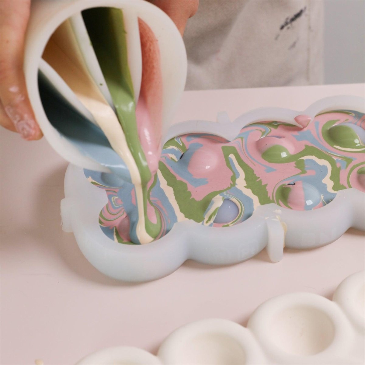 Create beautiful marbled effects by pouring the blended pigment into the 8-cavity egg tray mold using a 4-slot divider cup - Boowan Nicole