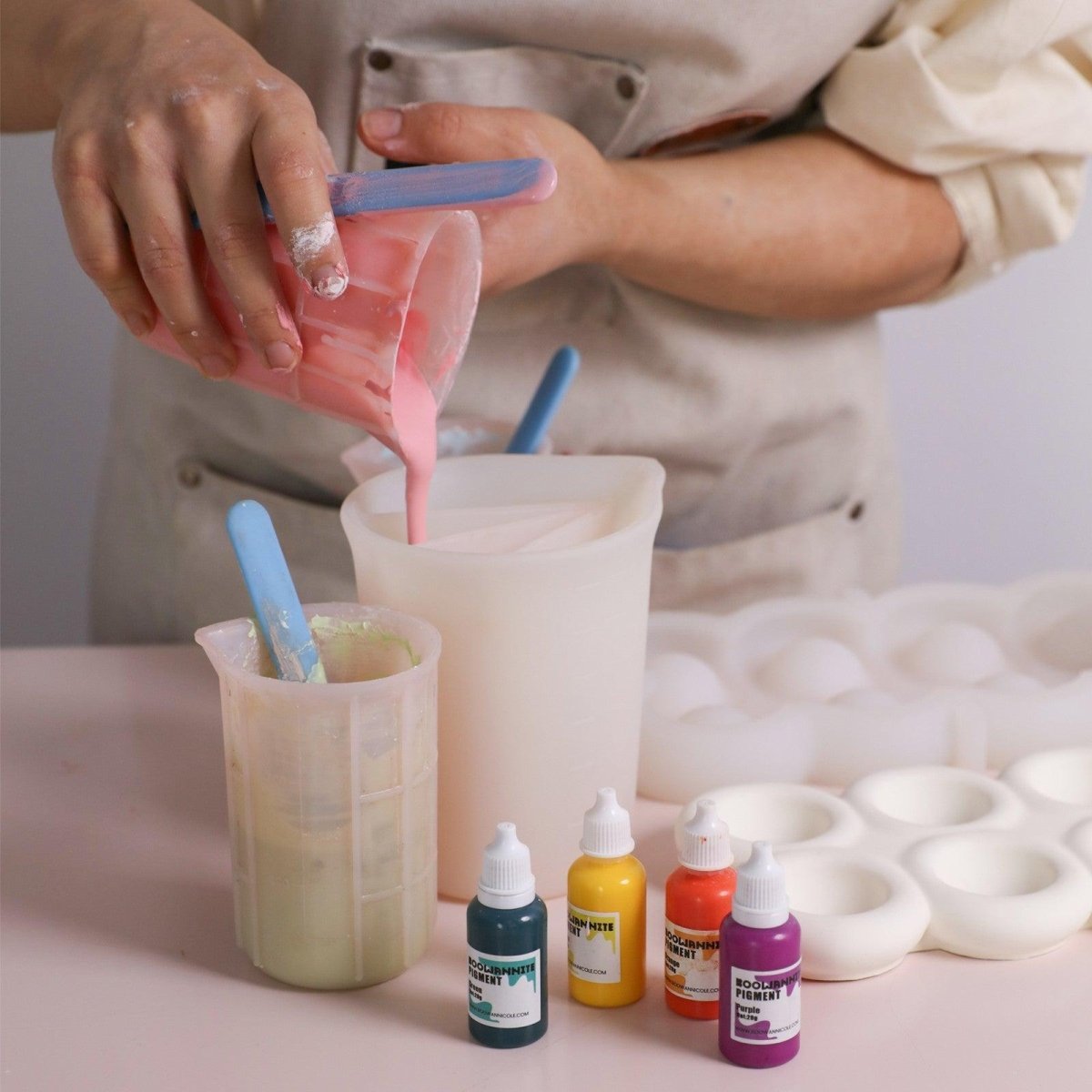 Pour the mixed pink boowannite color into a divided measuring cup - Boowan Nicole