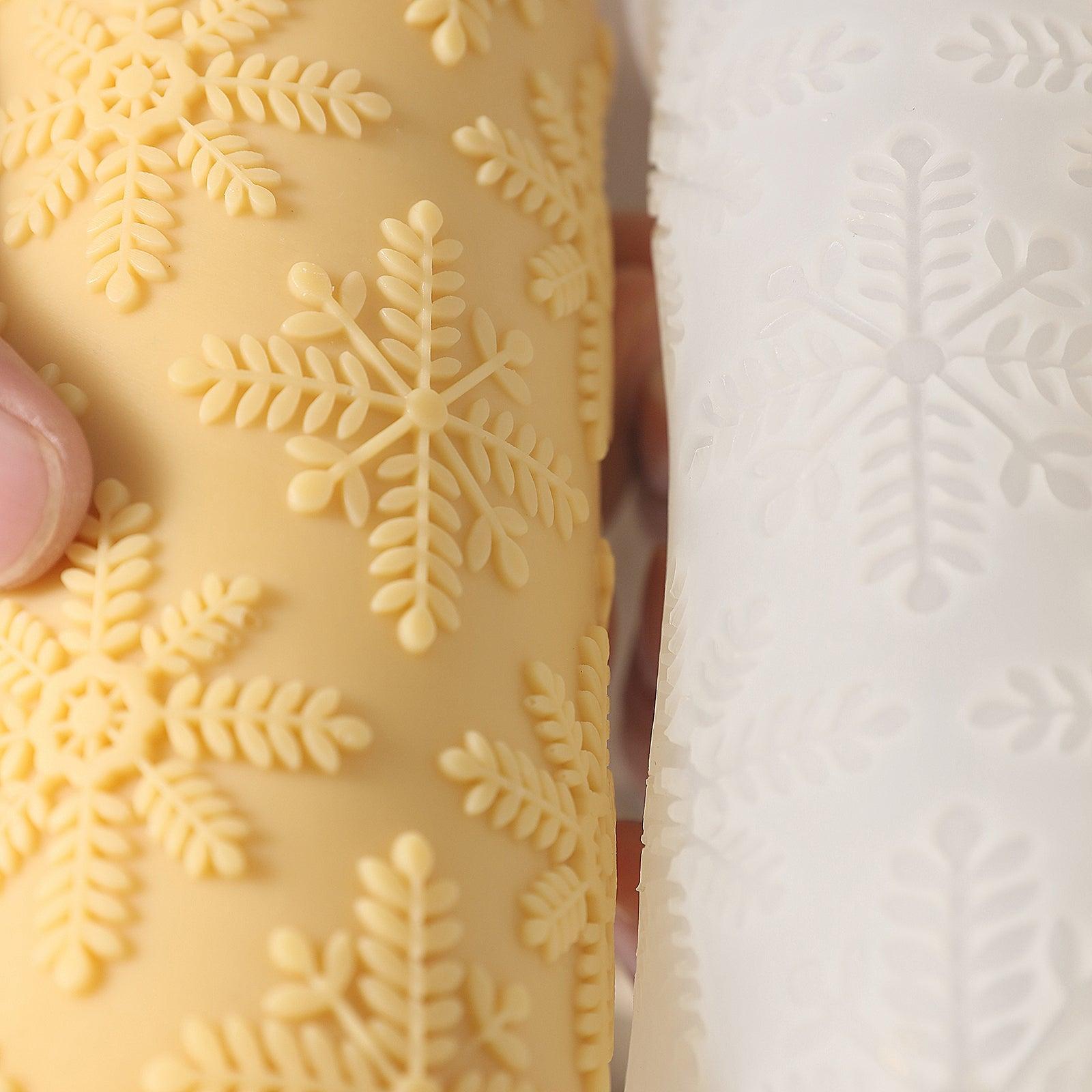 The details of the snowflake relief candle are contrasted with the details of the mold, showing the design power of the Boowan Nicole brand.